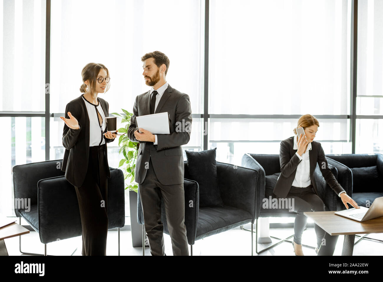 Les employés de l'institution financière ou d'autres grands copany ayant certaines affaires, de parler dans les bureau de luxe Banque D'Images