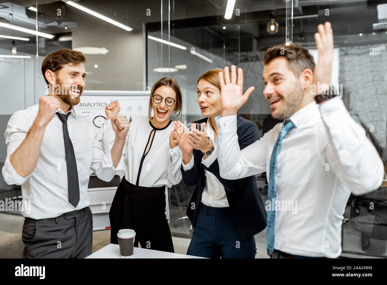 Les employés de l'entreprise réussie se sentir excité avec une bonne performance financière, difficile de travailler ensemble dans la salle de réunion Banque D'Images