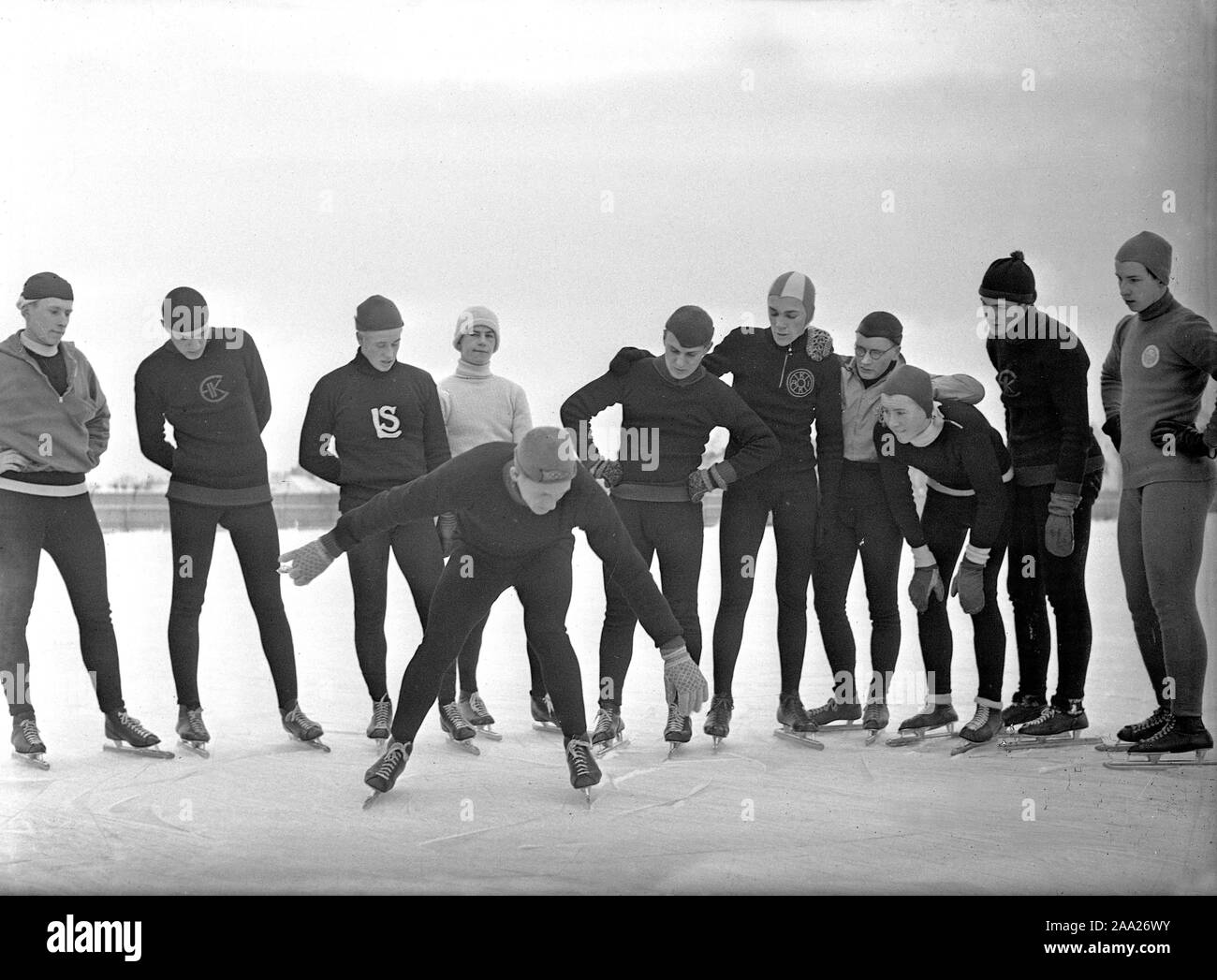 1930 Activités d'hiver. Un groupe de longue distance amateur a scaters réunis autour d'un homme qui leur indique une ou deux choses à penser lorsque vous patinez sur les patins. Décembre 1939 La Suède Kristoffersson ref 52-3 Banque D'Images