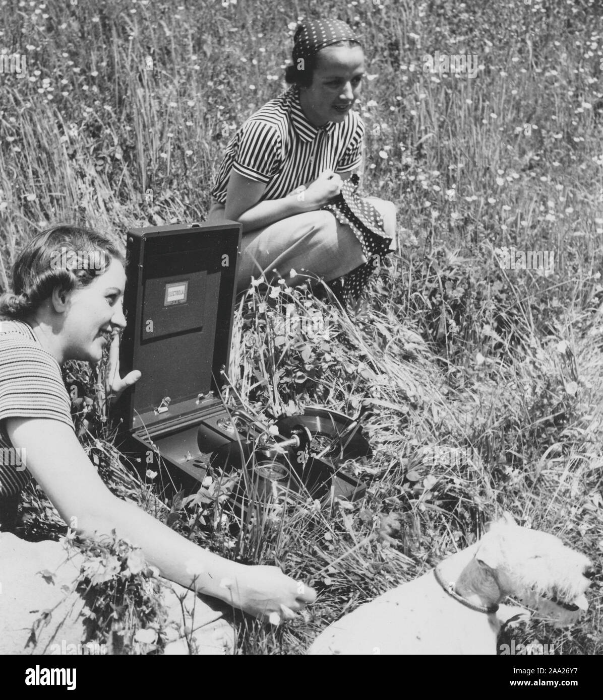 Vie de l'été 1940. Deux jeunes femmes avec un gramophone portable player sur une journée d'été. C'est exploité par l'enroulant jusqu'à l'aide d'un levier. L'enregistrer puis de théâtre. Lorsque vous entendez que l'enregistrement commence à ralentir, vous savez que vous devez de nouveau je vent. Les enregistrements étaient faits de matériaux fragiles et la vitesse de l'enregistrement sonore qu'il devrait l'était de 78 tours par minute. La Suède des années 40. Banque D'Images