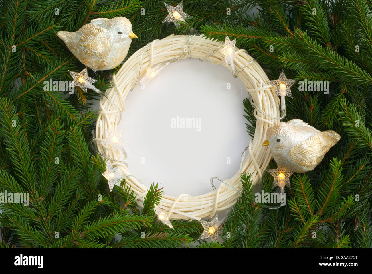 Fond de Noël avec couronne de fleurs et branches de sapins et fond blanc copie espace pour texte border frame pour le texte Banque D'Images