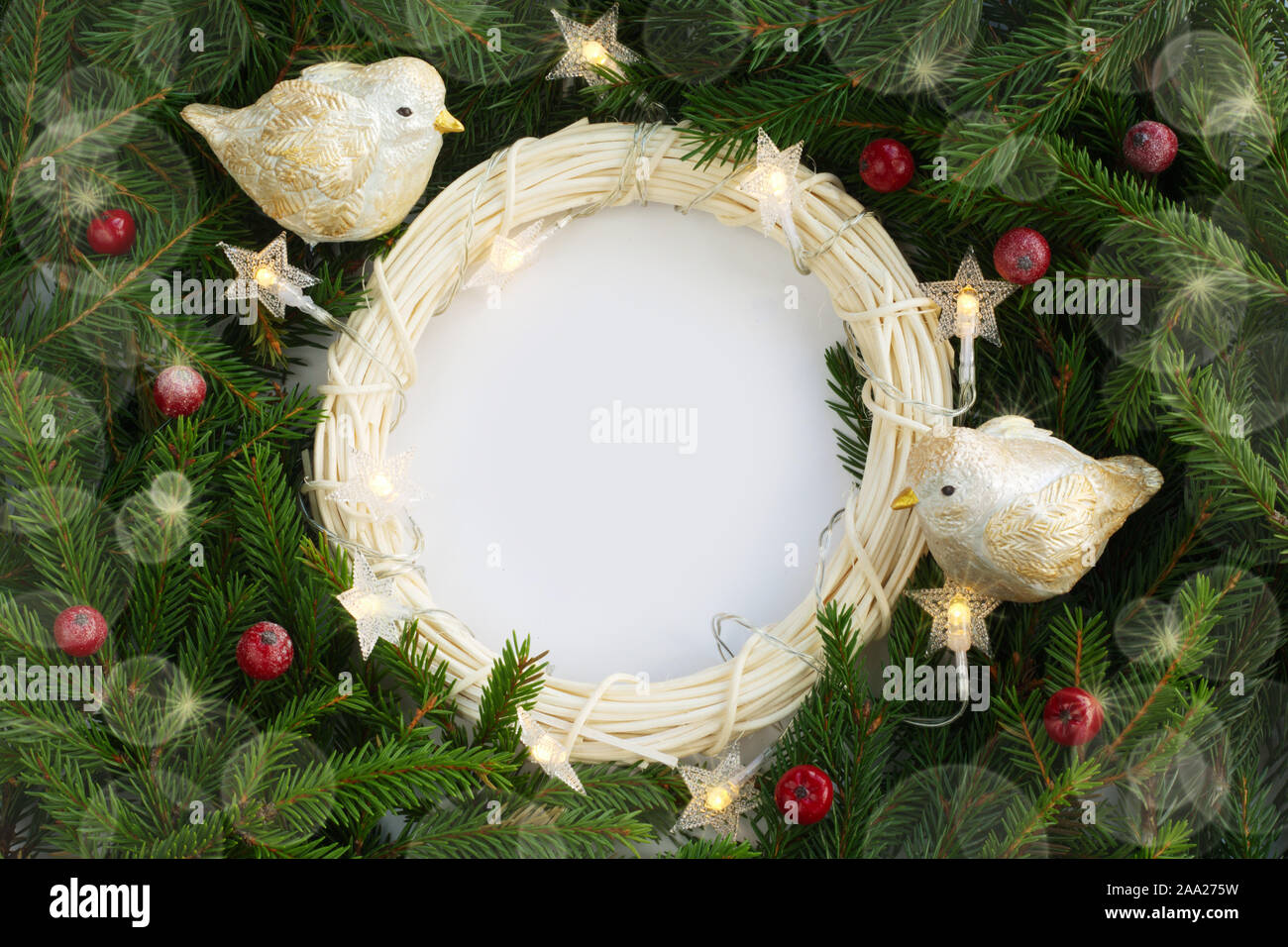 Noël arrière-plan avec décor guirlande et sapin branches et fond blanc copie espace pour texte border frame pour le texte Banque D'Images