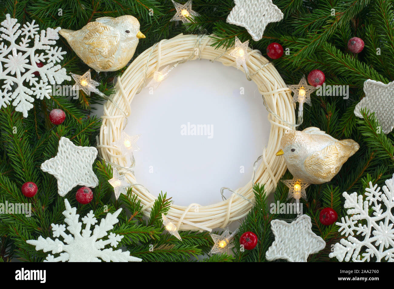Noël arrière-plan avec décor guirlande et sapin branches et fond blanc copie espace pour texte border frame pour le texte Banque D'Images