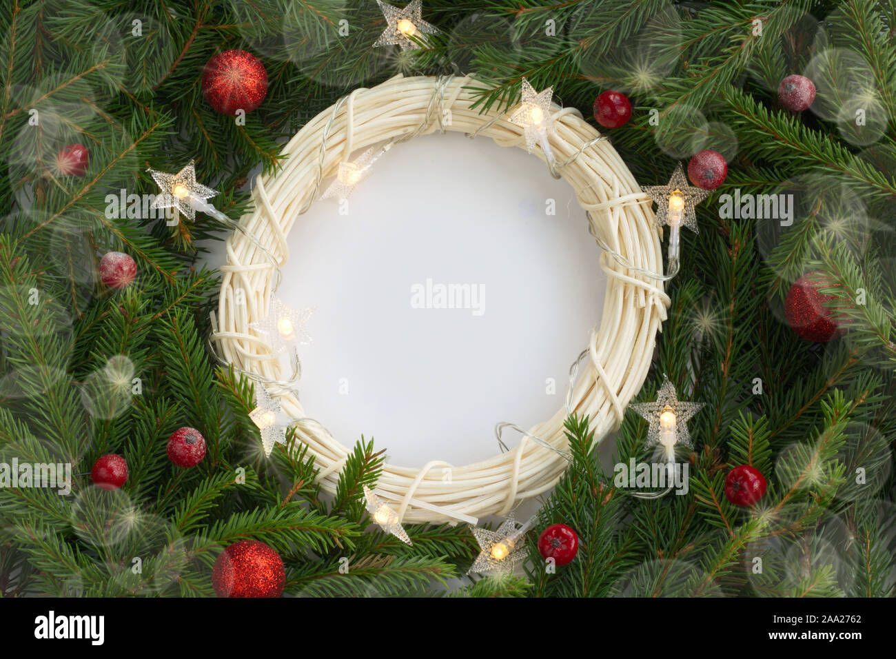 Noël arrière-plan avec décor guirlande et sapin branches et fond blanc copie espace pour texte border frame pour le texte Banque D'Images