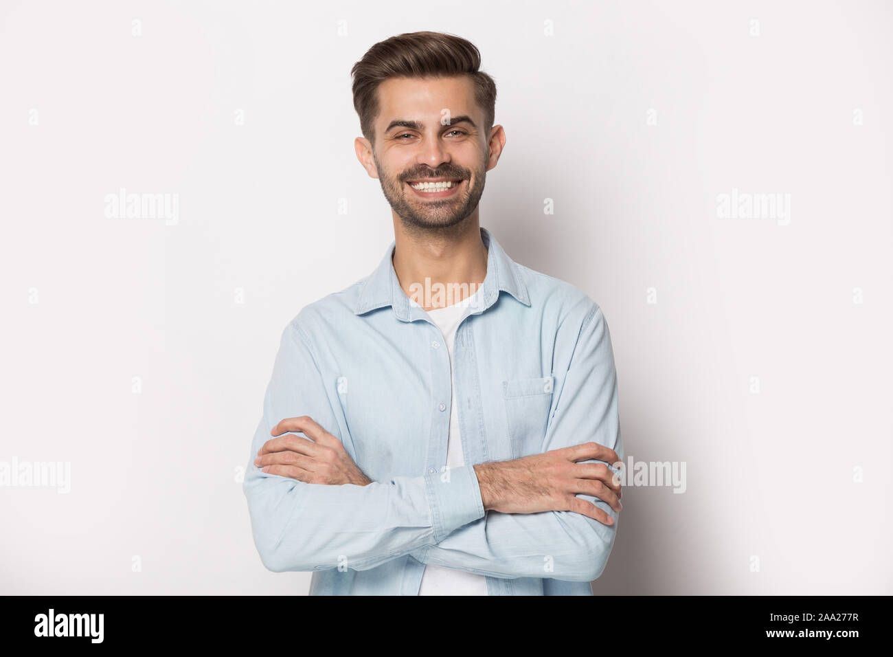 Close up portrait of smiling positif avec beau barbu. Banque D'Images