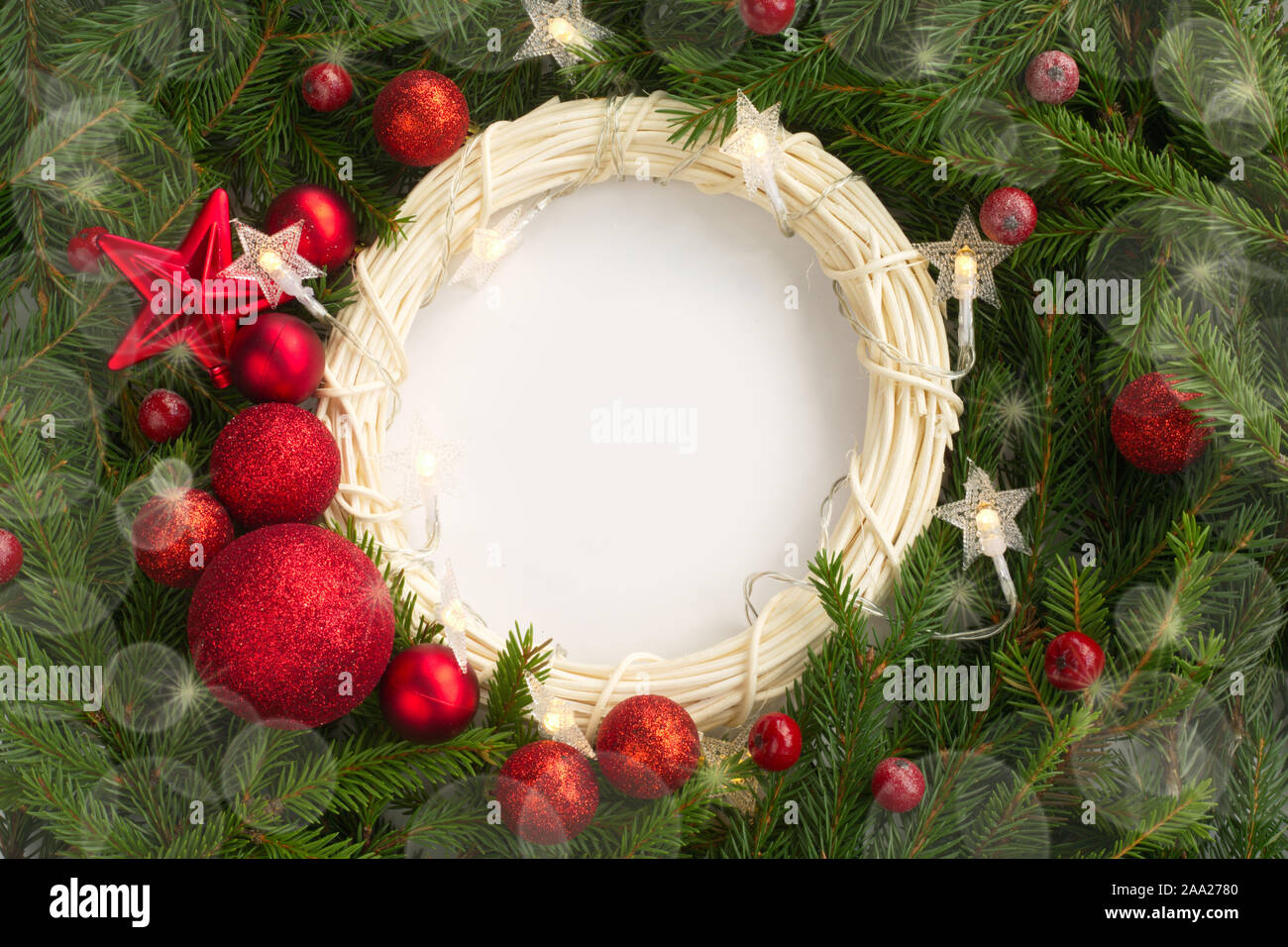 Noël arrière-plan avec décor guirlande et sapin branches et fond blanc copie espace pour texte border frame pour le texte Banque D'Images