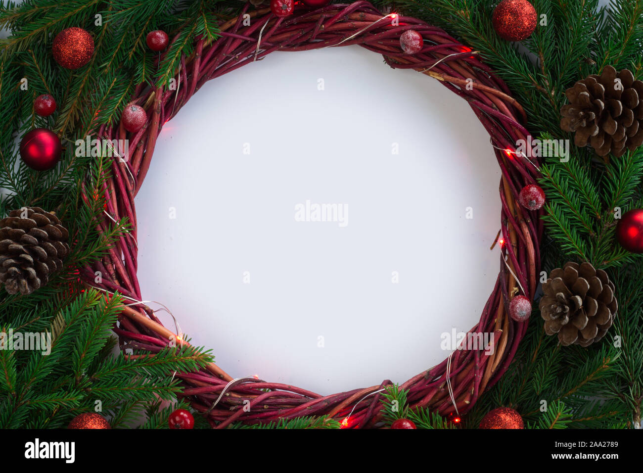 Noël arrière-plan avec décor guirlande et sapin branches et fond blanc copie espace pour texte border frame pour le texte Banque D'Images