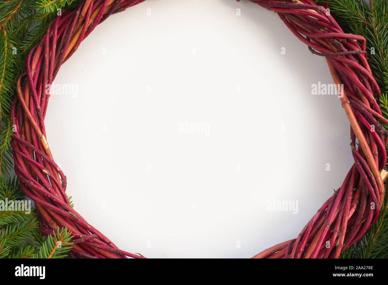Fond de Noël avec couronne de fleurs et branches de sapins et fond blanc copie espace pour texte border frame pour le texte Banque D'Images