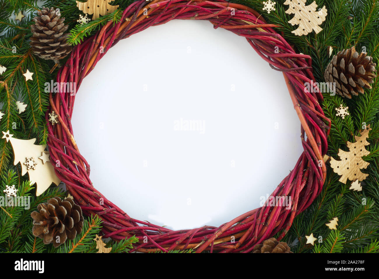 Fond de Noël avec couronne de fleurs et branches de sapins et fond blanc copie espace pour texte border frame pour le texte Banque D'Images