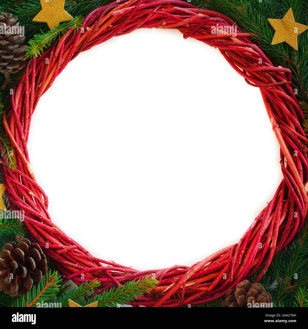 Fond de Noël avec couronne de fleurs et branches de sapins et fond blanc copie espace pour texte border frame pour le texte Banque D'Images