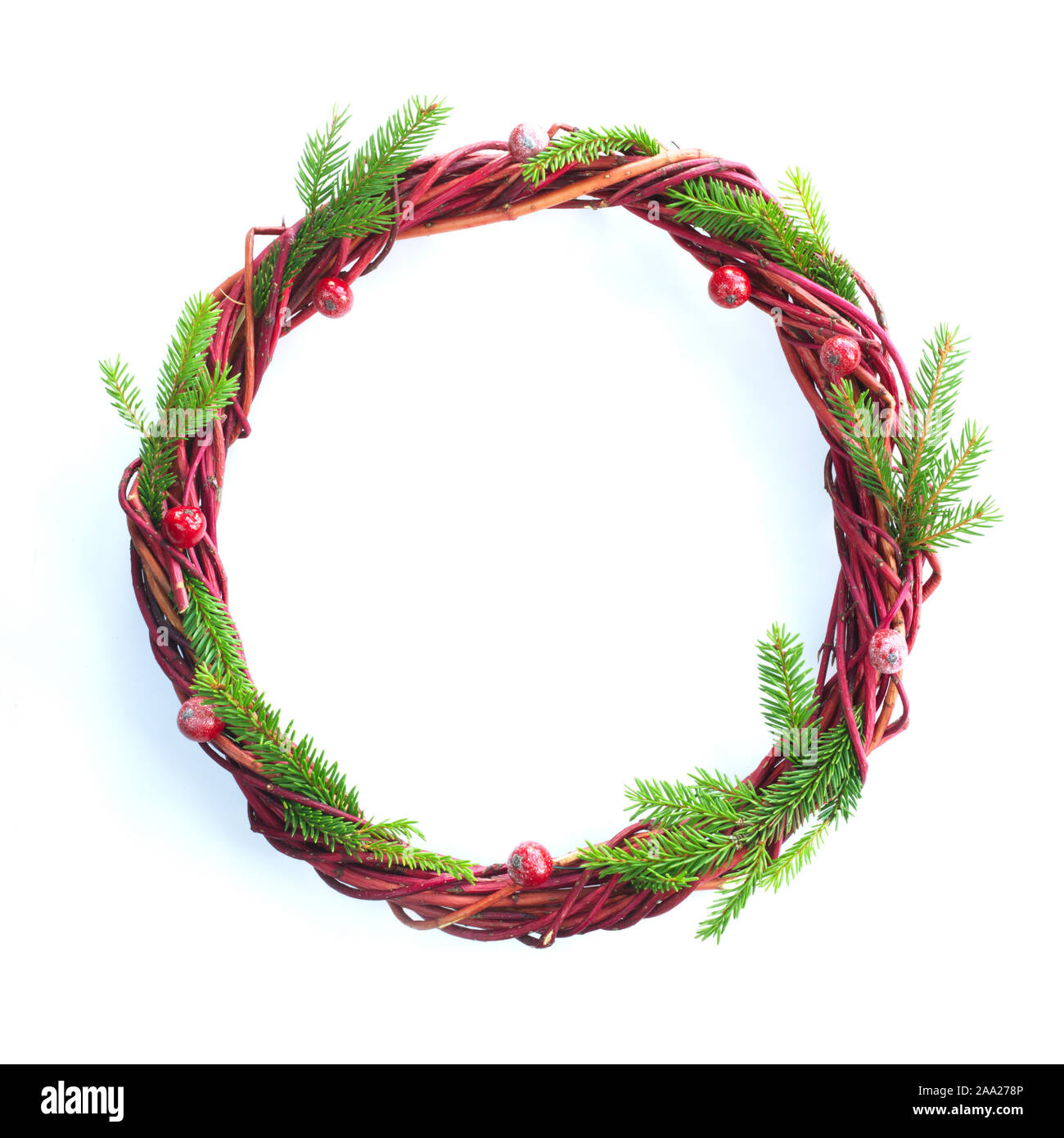 Couronne de Noël de branches de sapins et baies rouges isolé sur fond blanc copie espace pour texte border frame pour le texte Banque D'Images