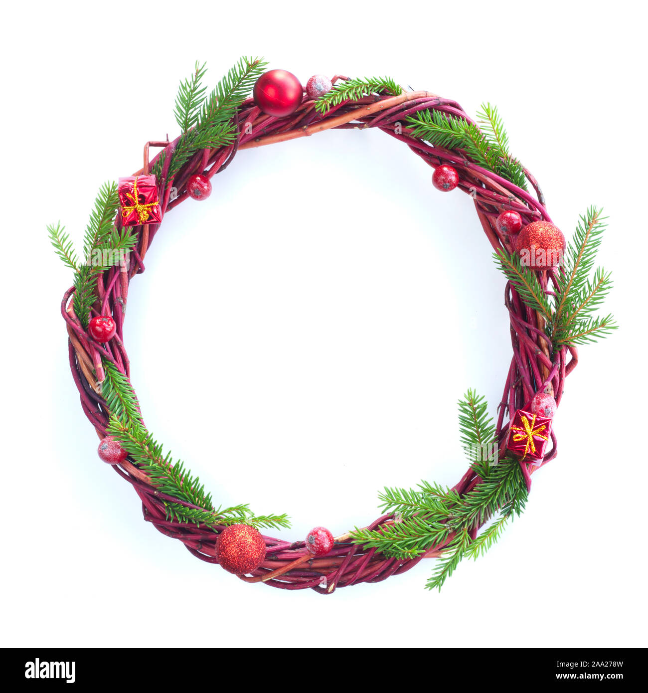 Couronne de Noël de branches de sapins et baies rouges isolé sur fond blanc copie espace pour texte border frame pour le texte Banque D'Images