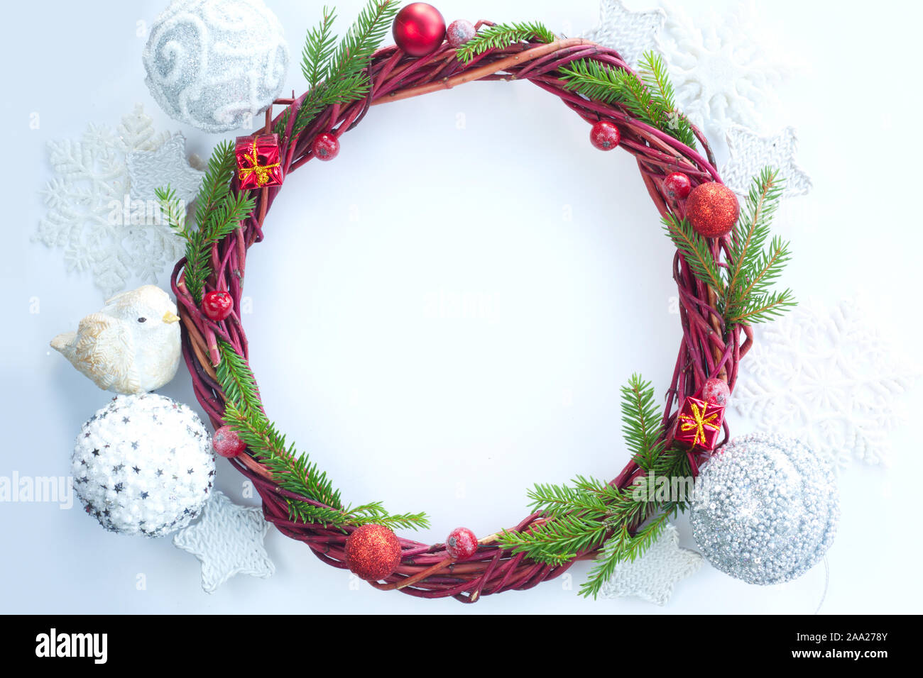 Couronne de Noël de branches de sapins , fruits rouges oiseaux blancs et décor sur fond blanc copie espace pour texte border frame pour le texte Banque D'Images
