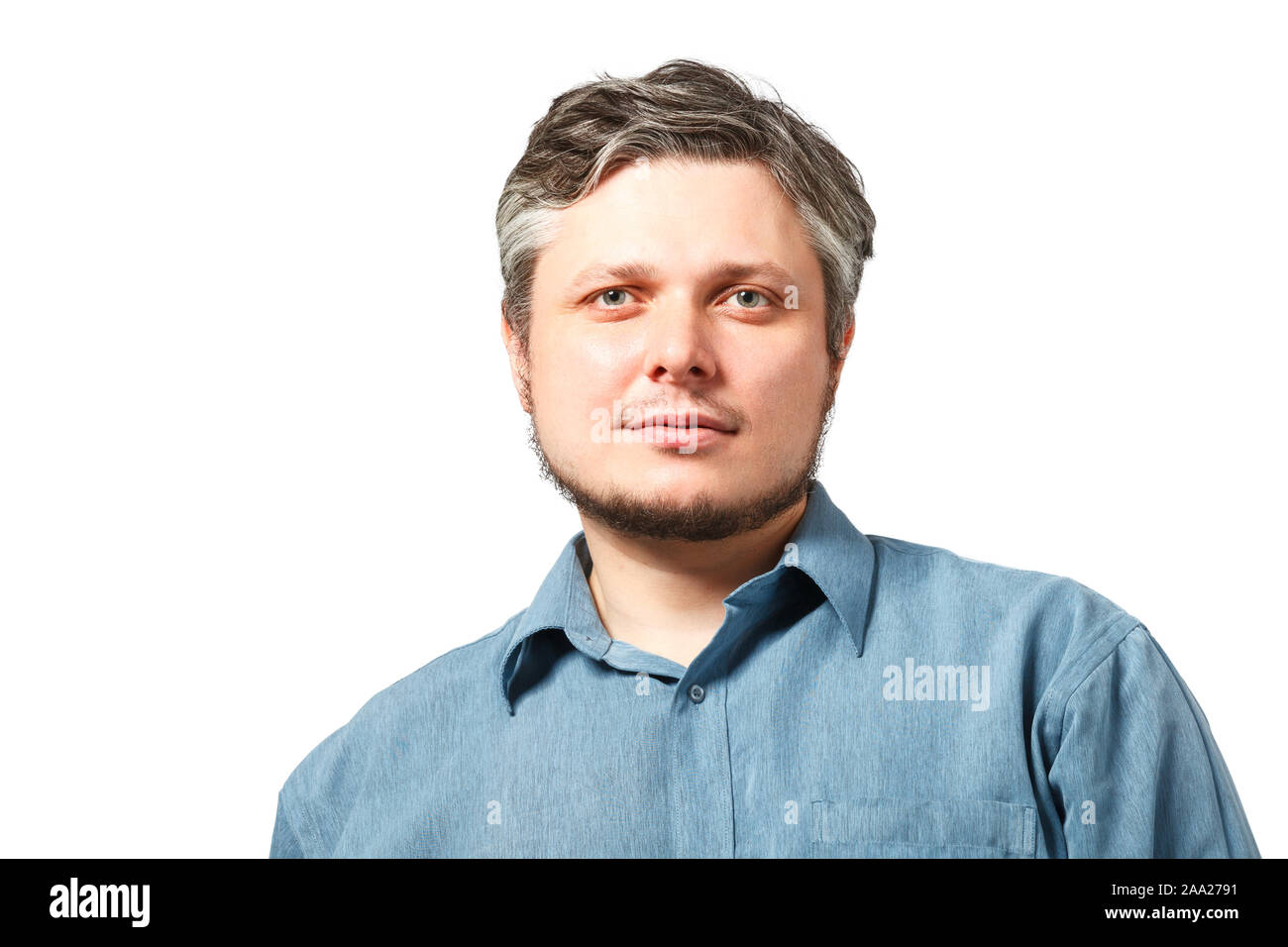 Head and shoulders portrait d'un homme d'âge moyen barbu à l'appareil photo à pensivement over a white background studio with copy space Banque D'Images