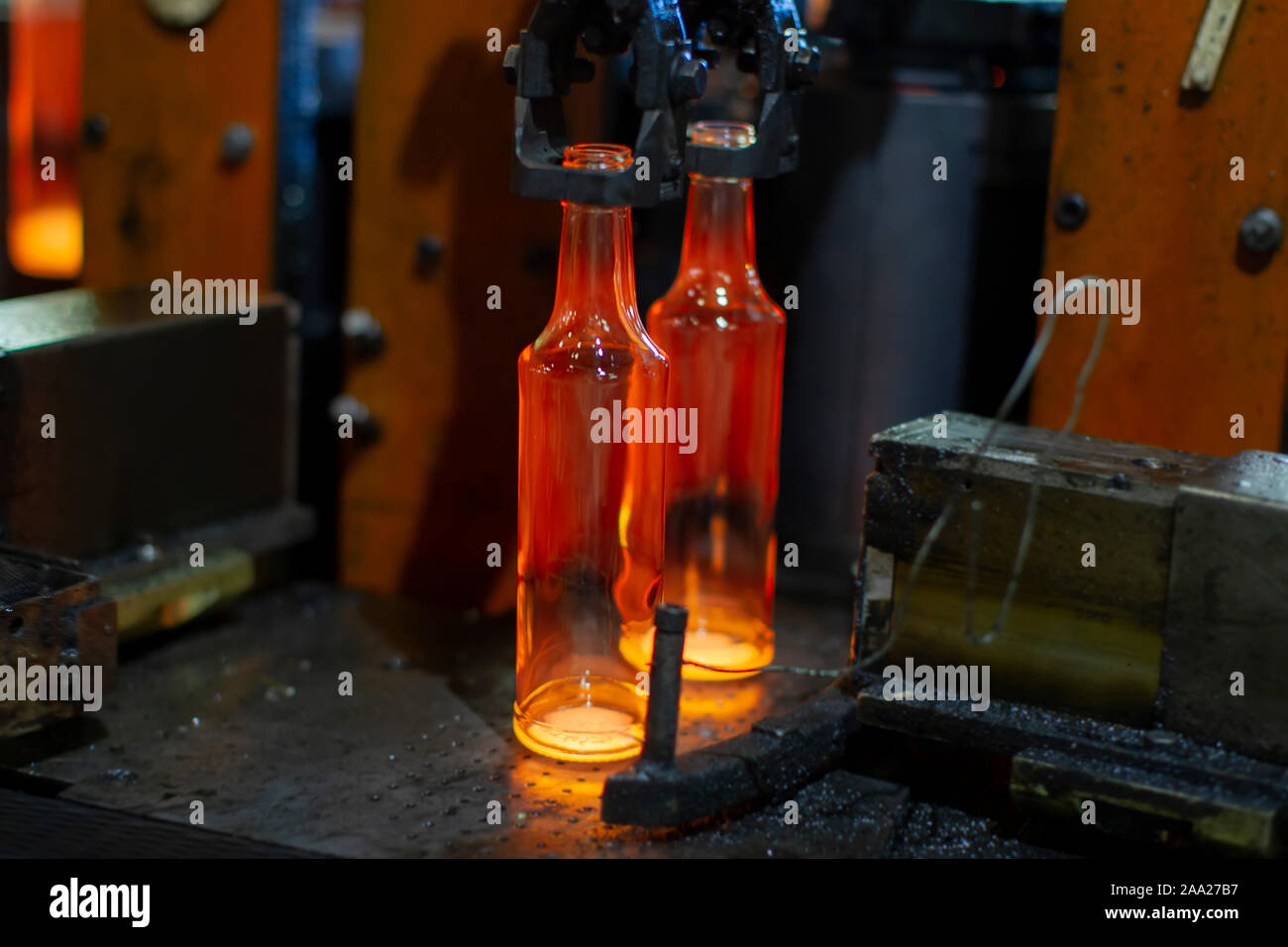 Glassworks. L'industrie du verre. Le procédé de fabrication de bouteilles en verre. Banque D'Images