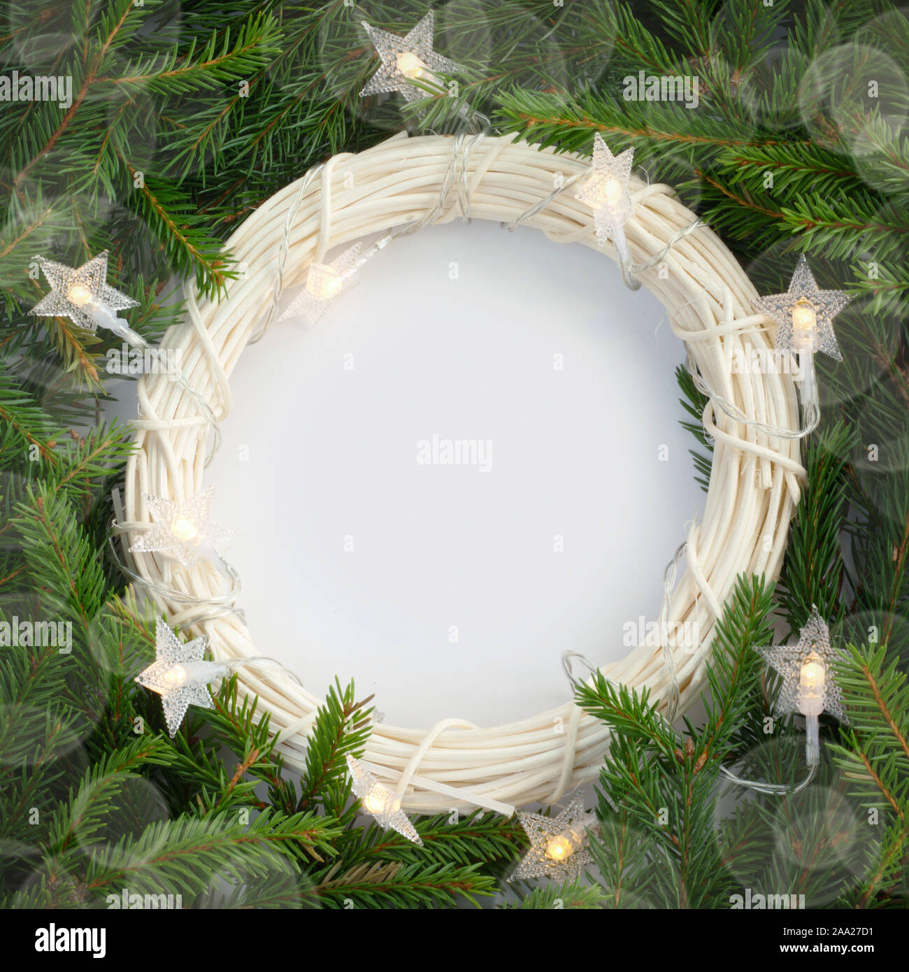 Fond de Noël avec couronne de fleurs et branches de sapins et fond blanc copie espace pour texte border frame pour le texte Banque D'Images