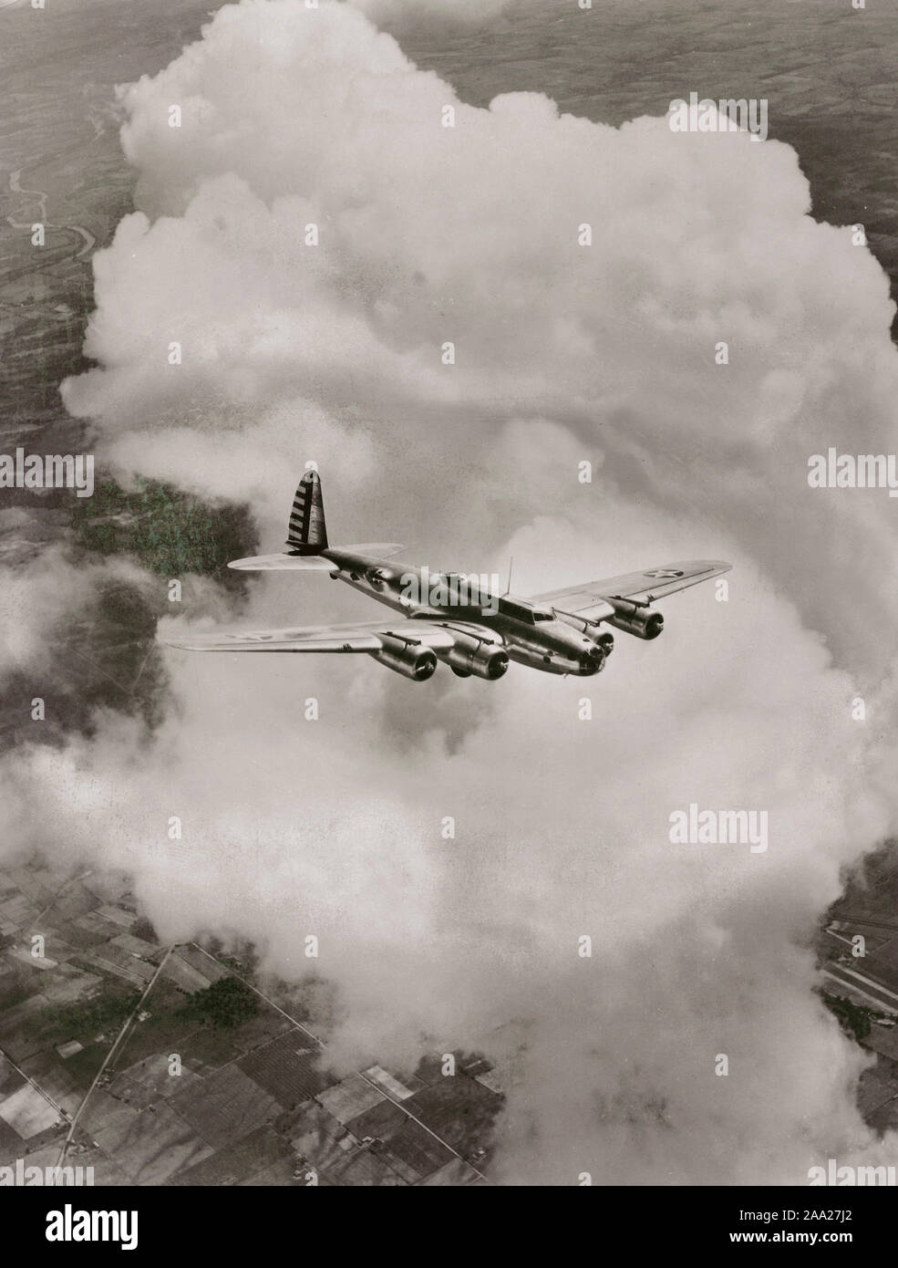 L'histoire de l'avion. Un modèle d'avion Boeing B-17 Flying Fortress dans l'air. Pendant la Seconde Guerre mondiale, l'avion bombe a chuté de plus de 650240 tonnes de bombes sur l'ennemi. 1943 Banque D'Images