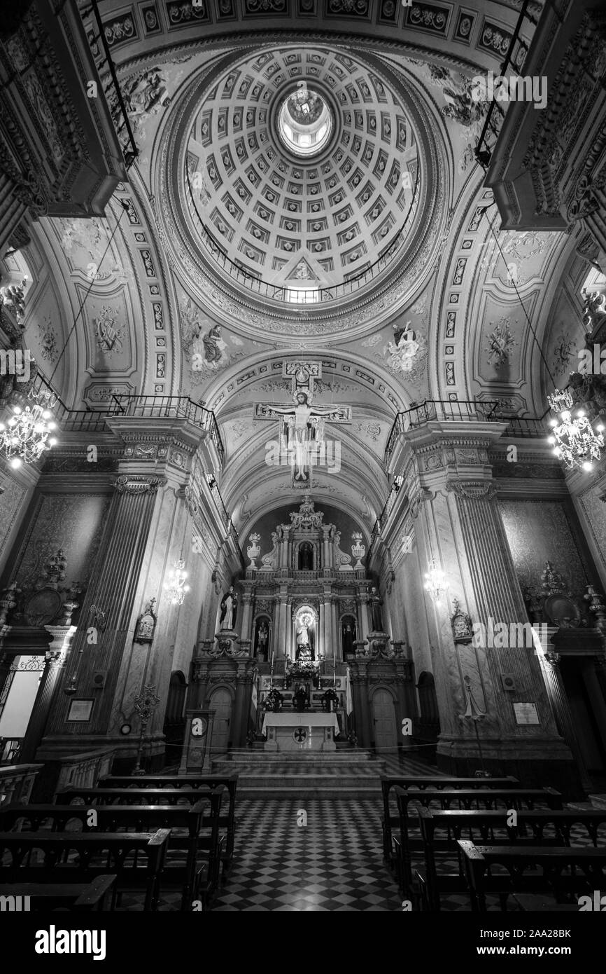 Basilique de San Francisco en noir et blanc avec l'autel principal à l'arrière-plan, Salta, Argentine Banque D'Images
