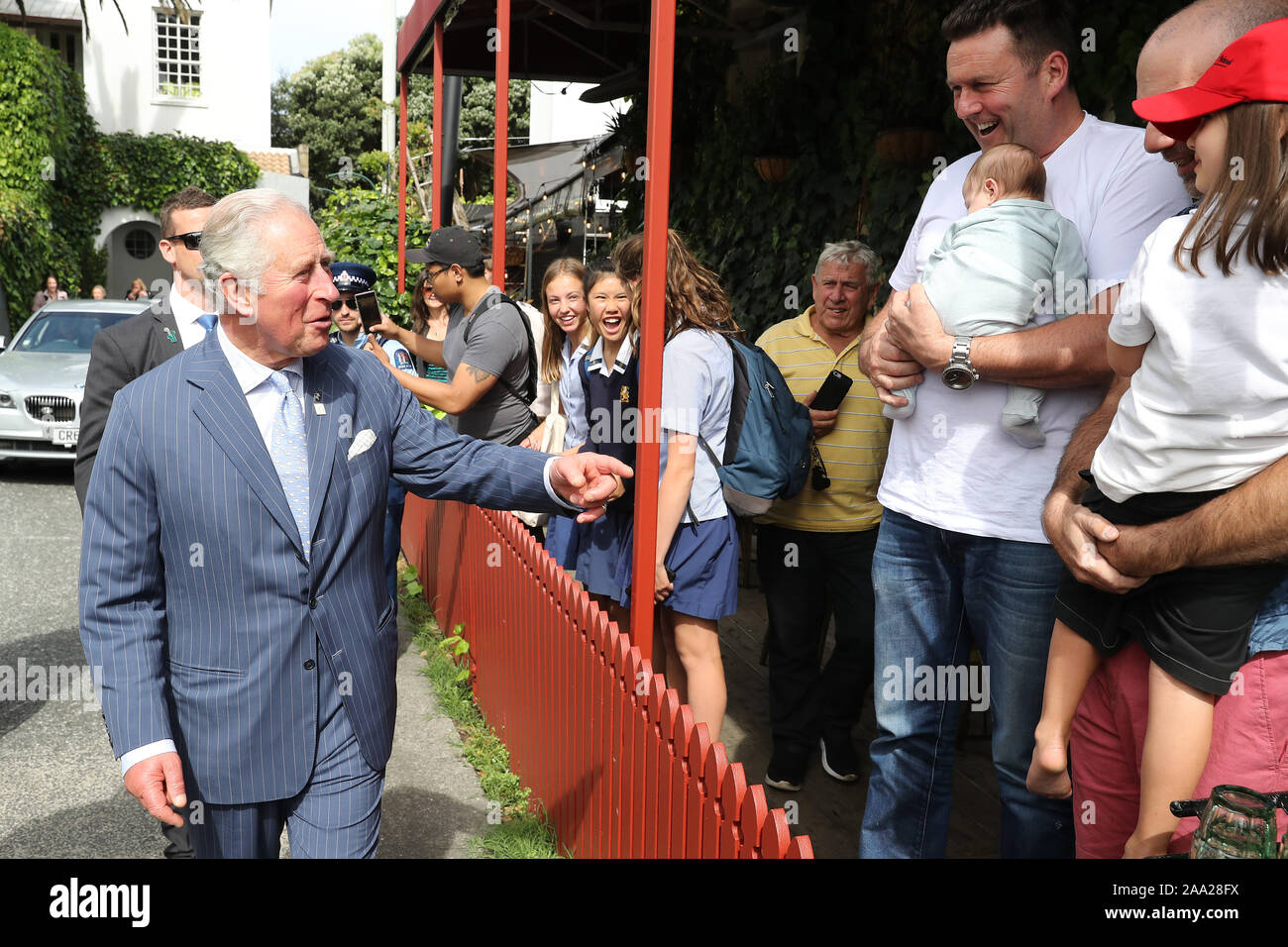 Le Prince de Galles se réunit les membres du public après avoir assisté à une réception à Prince's Trust Mantells, Mt Eden, Auckland, le troisième jour de la visite royale de Nouvelle-Zélande. PA Photo. Photo date : mardi 19 novembre, 2019. Voir histoire PA Charles ROYAL. Crédit photo doit se lire : Chris Jackson/PA Wire Banque D'Images