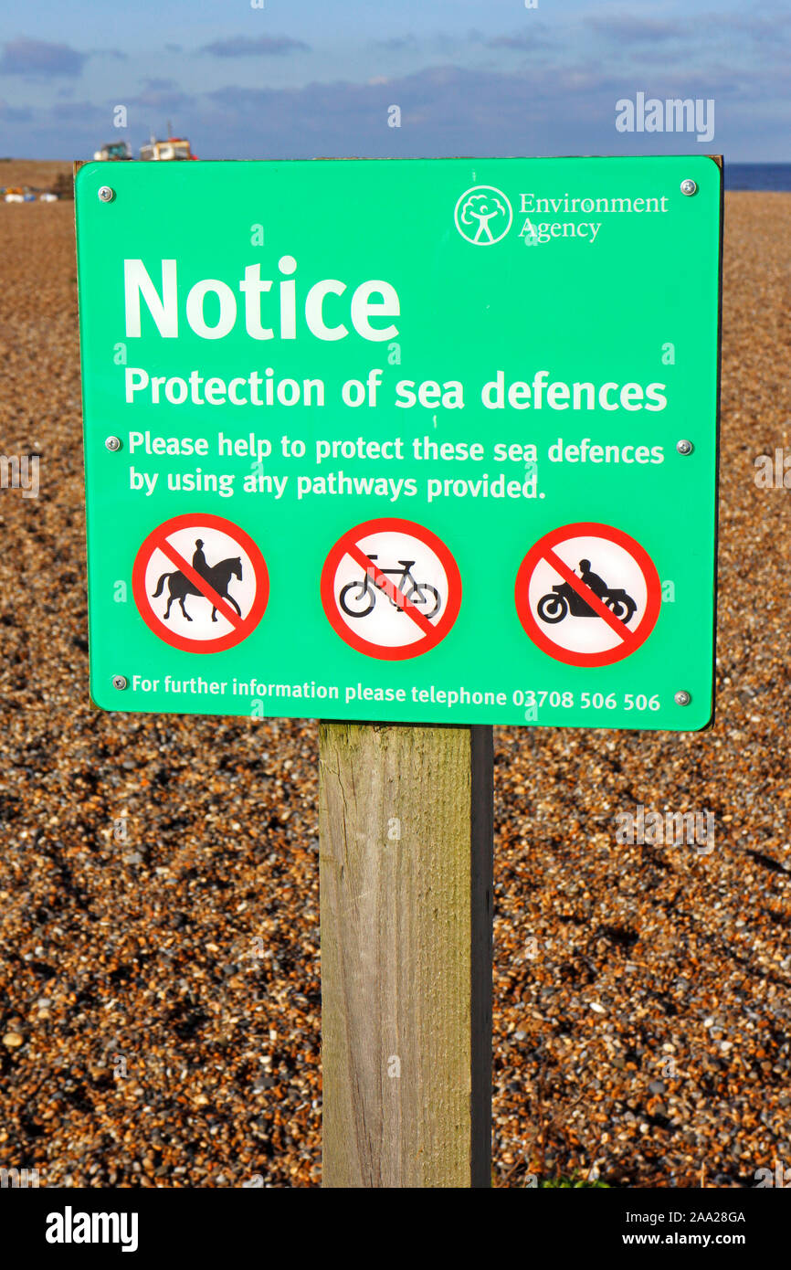 Un avis de l'Agence de l'environnement pour encourager les gens à utiliser des voies pour aider à protéger les défenses de la mer à Claj-next-the-Sea, Norfolk, Angleterre, Royaume-Uni, Europe. Banque D'Images