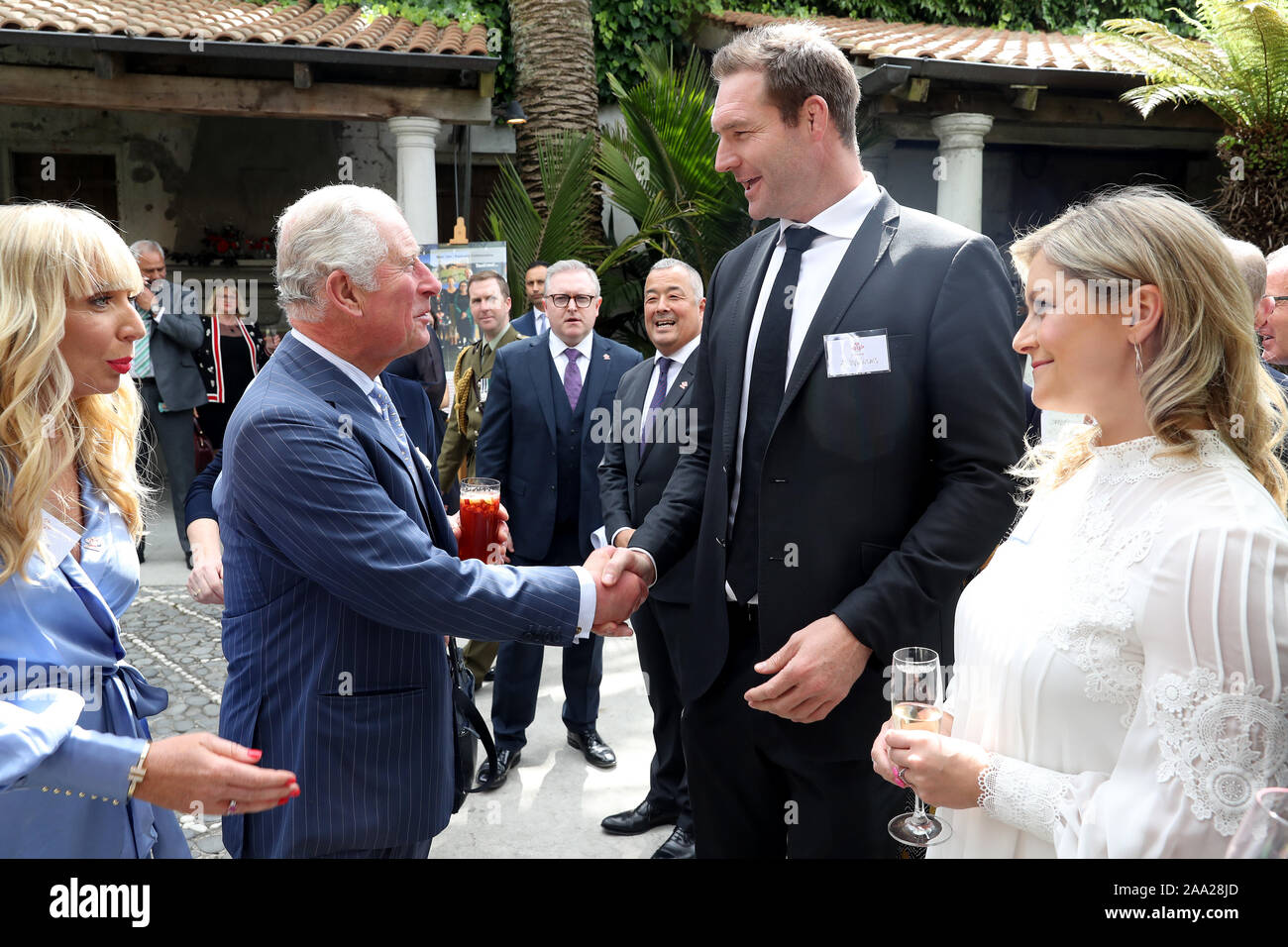 Le Prince de Galles est conforme à la Nouvelle Zélande le joueur noir Ali Williams, qu'il assiste à un Prince's Trust réception à Mantells, Mt Eden, Auckland, le troisième jour de la visite royale de Nouvelle-Zélande. PA Photo. Photo date : mardi 19 novembre, 2019. Voir histoire PA Charles ROYAL. Crédit photo doit se lire : Chris Jackson/PA Wire Banque D'Images