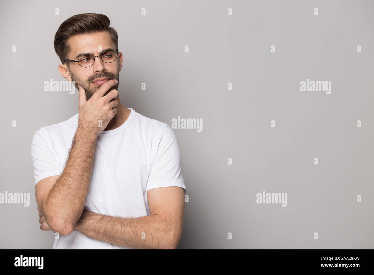 Portrait d'homme barbu beau suspectes. Banque D'Images