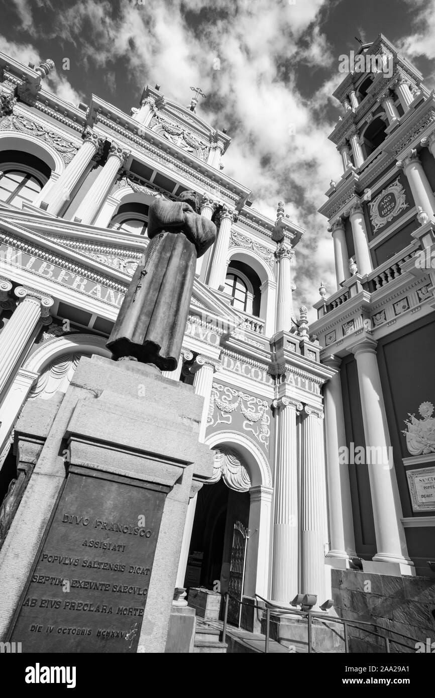 Basilique de San Francisco avec la façade avant Francisco d'assise statue en premier plan dans la région de Salta, Argentine en noir et blanc Banque D'Images