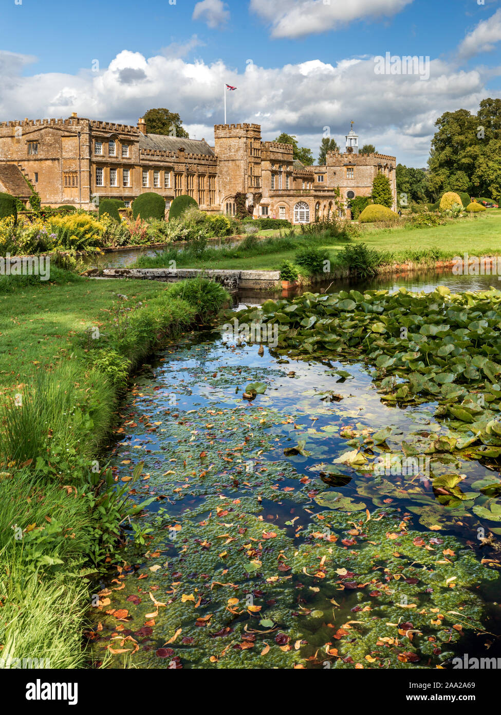 L'étang Long, l'abbaye de Forde, Dorset, England, UK. Un ancien monastère cistercien maintenant une attraction touristique et un bâtiment classé. Banque D'Images