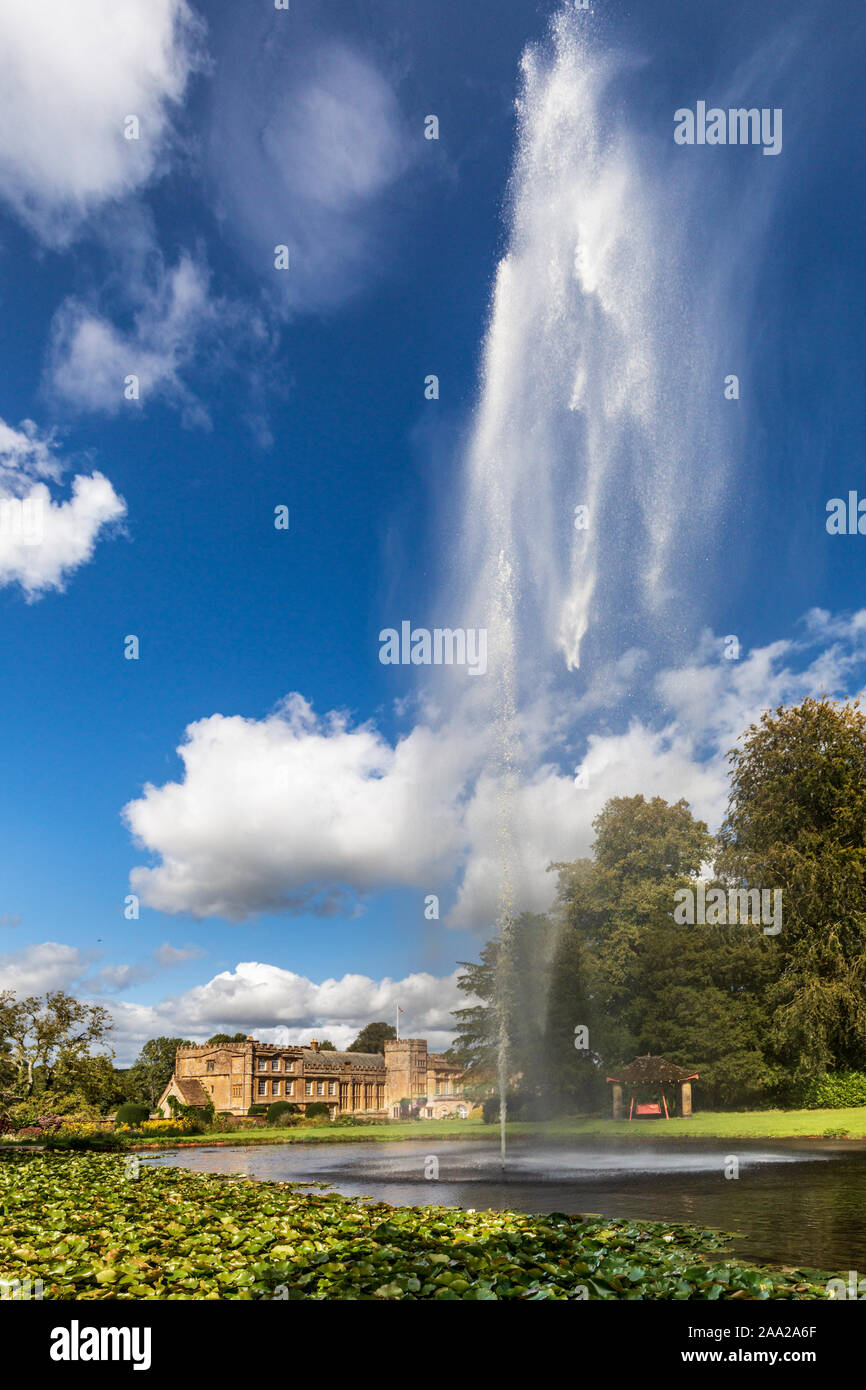 L'Abbaye de Forde, Dorset, England, UK. Les jardins contiennent la plus haute fontaine alimenté en Angleterre. Banque D'Images