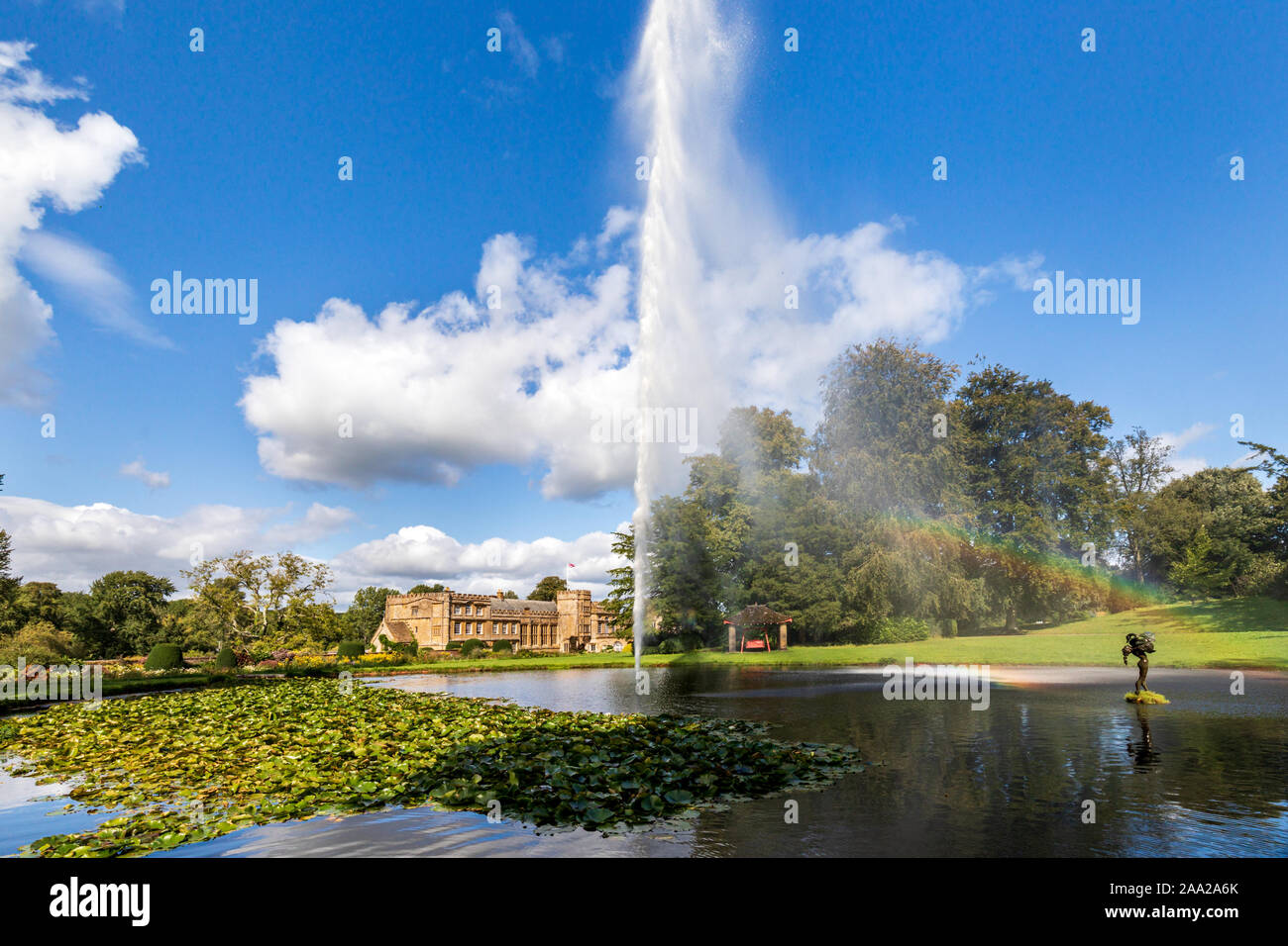 L'Abbaye de Forde, Dorset, England, UK. Les jardins contiennent la plus haute fontaine alimenté en Angleterre. Banque D'Images
