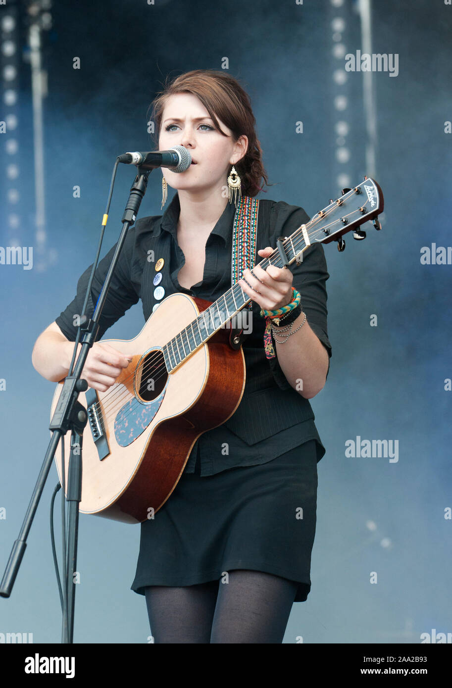 Rebecca Lovell d'entre nous le folk-rock band, Larkin Poe effectuant à Fairport's Cropredy Convention, UK . 10 août 2012 Banque D'Images