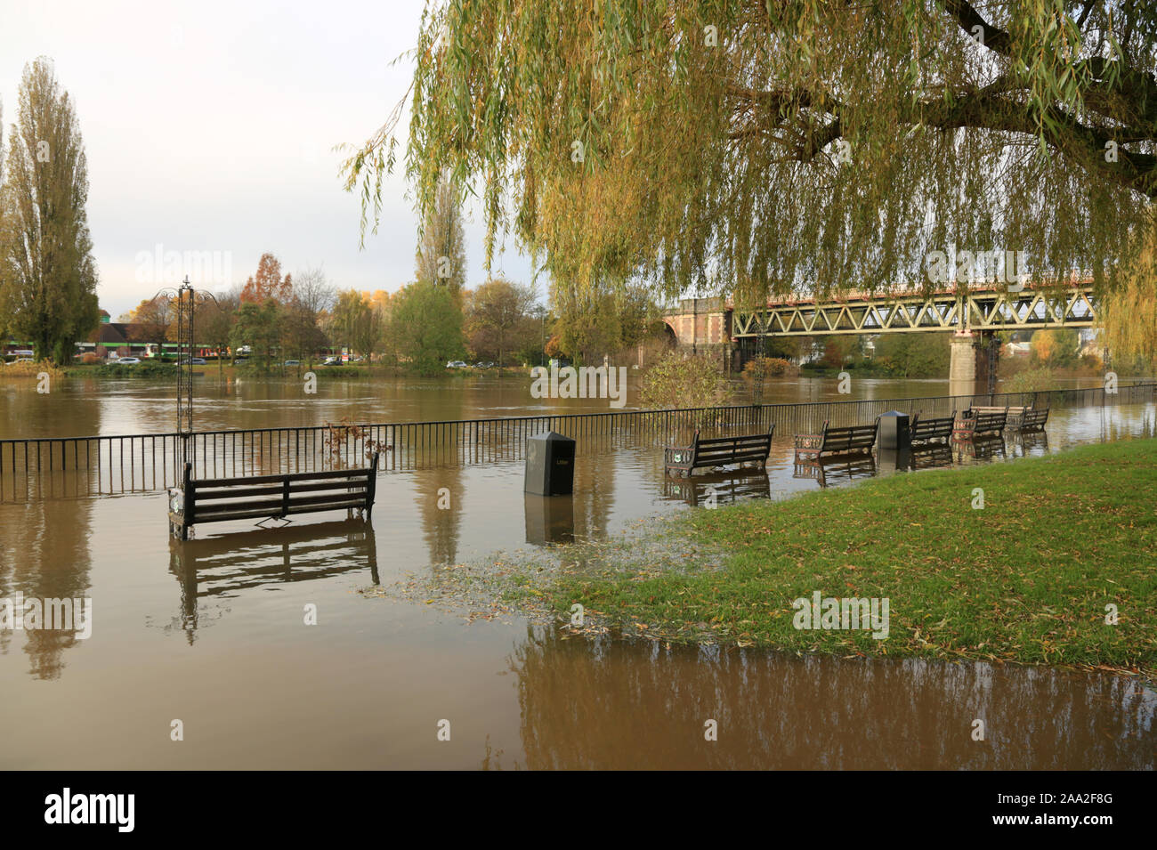Chemin Riverside inondées dans le centre-ville de Worcester, England, UK. Banque D'Images
