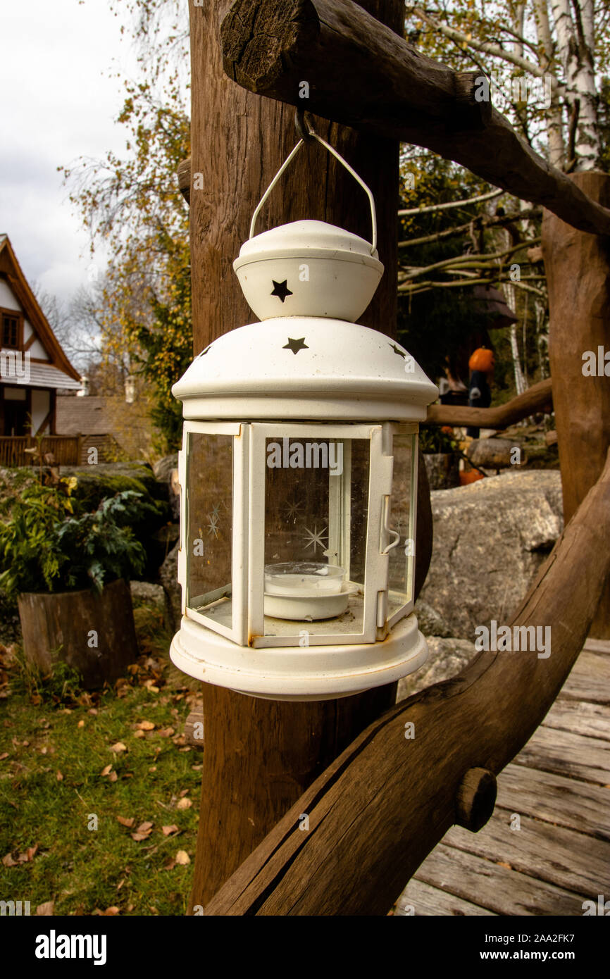 Ancienne lanterne avec une bougie blanche sur le pont suspendu Photo Stock  - Alamy