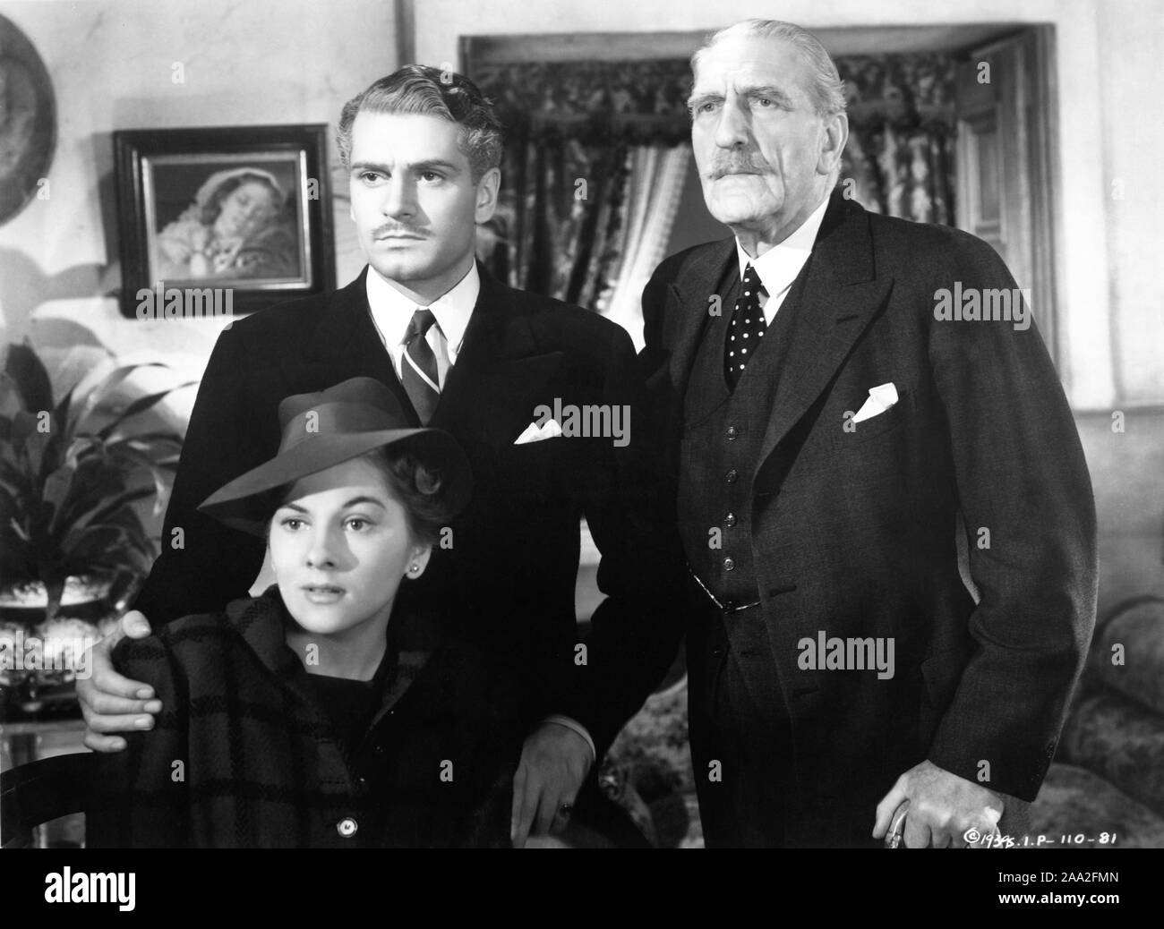 JOAN FONTAINE comme la seconde Mme de Winter Laurence Olivier comme Maxim de Winter et C. AUBREY Smith en tant que Colonel Julyan dans REBECCA 1940 réalisateur alfred hitchcock roman Daphné du Maurier producteur David O. Selznick Selznick International Pictures / United Artists Banque D'Images