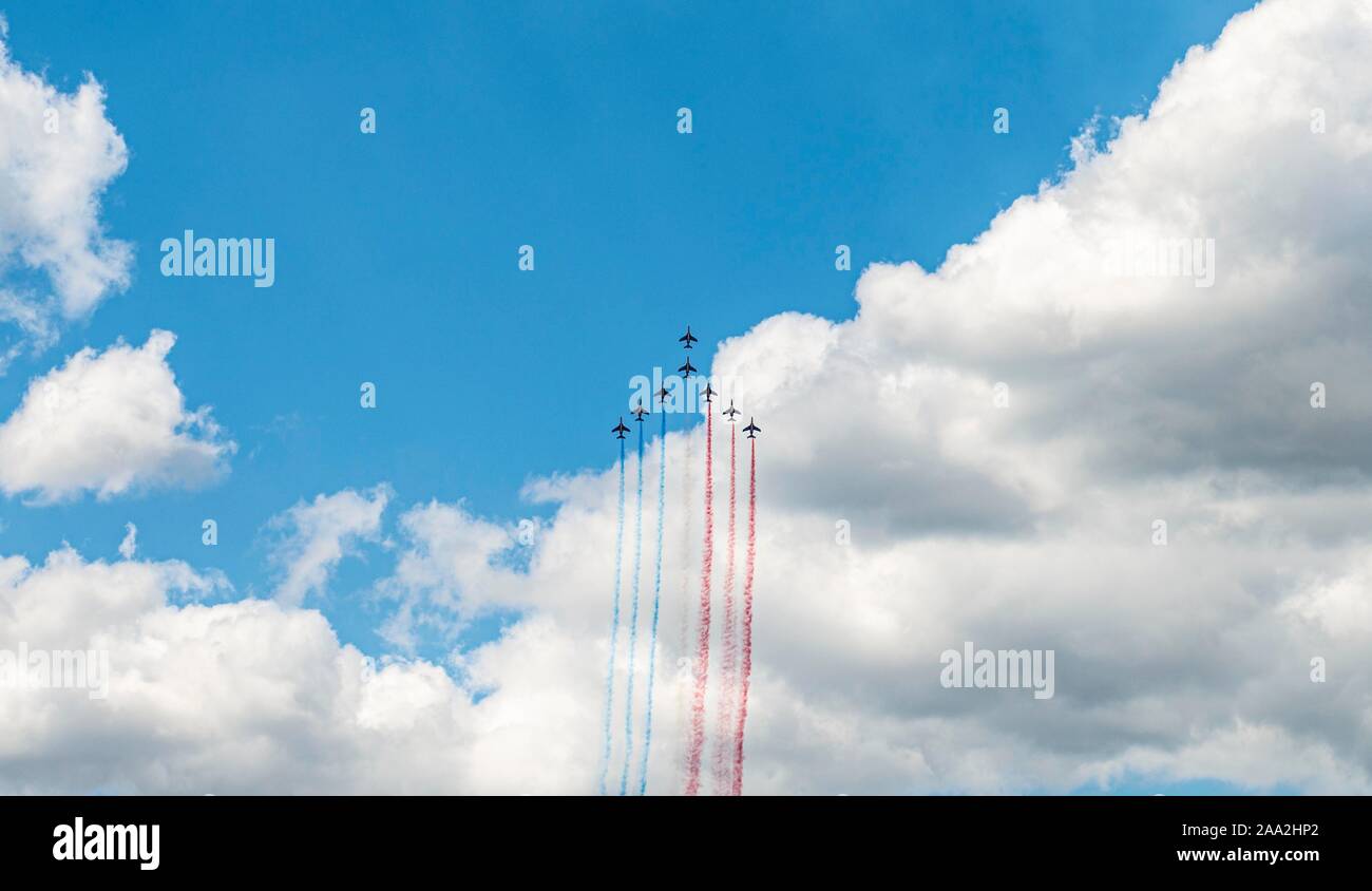 La voltige avec drapeau français, Patrouille de France, l'escadron de voltige de l'Armée de l'Air, avion Alpha Jet dans les couleurs françaises, Airshow, Paris Banque D'Images