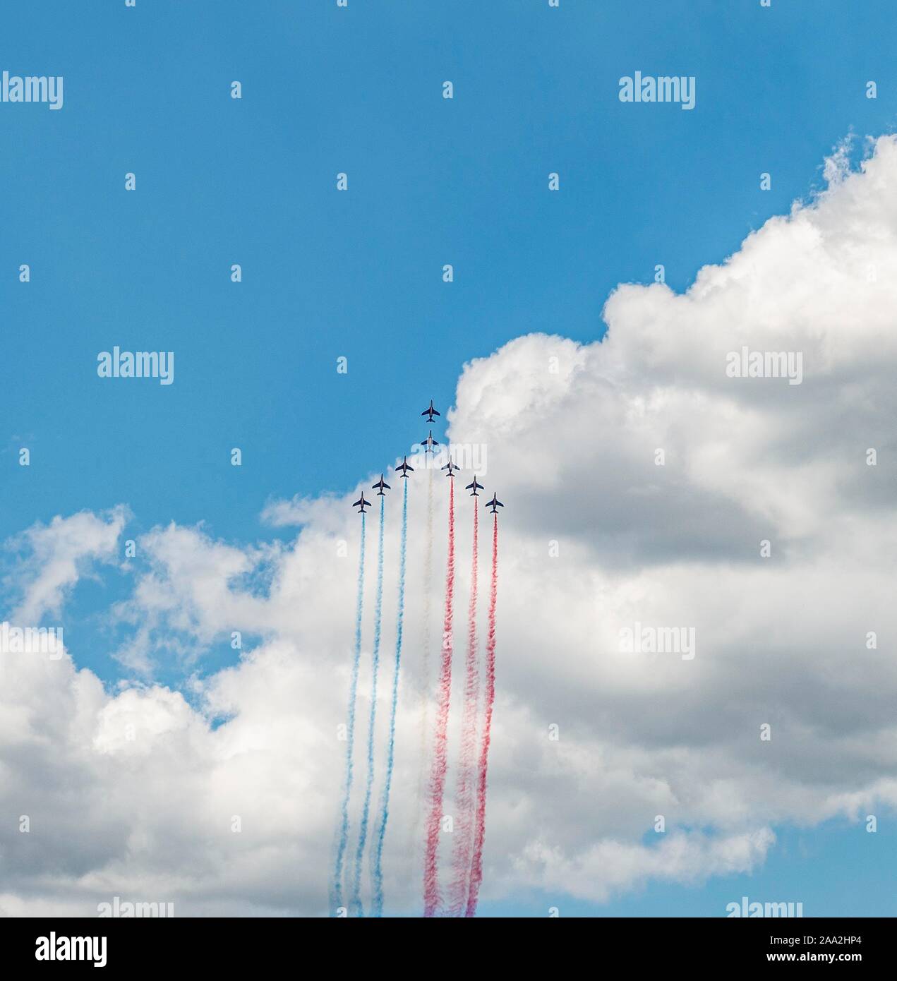 La voltige avec drapeau français, Patrouille de France, l'escadron de voltige de l'Armée de l'Air, avion Alpha Jet dans les couleurs françaises, Airshow, Paris Banque D'Images