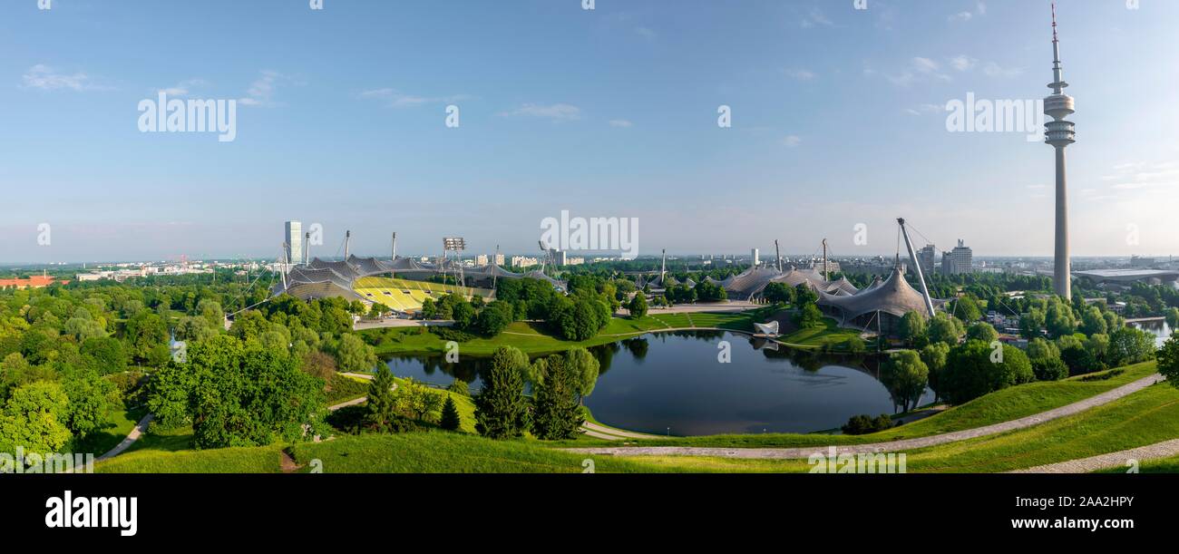 Panorama, motifs olympiques Jeux Olympiques, parc avec lac et tour de télévision, tour olympique, le parc olympique, Munich, Haute-Bavière, Bavière, Allemagne Banque D'Images
