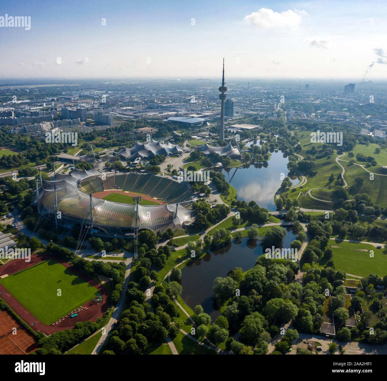 Vue aérienne du site olympique, le parc olympique, avec lac et tour de télévision, Tour Olympique, du stade olympique, le parc olympique, Munich, Haute-Bavière, Bavière Banque D'Images