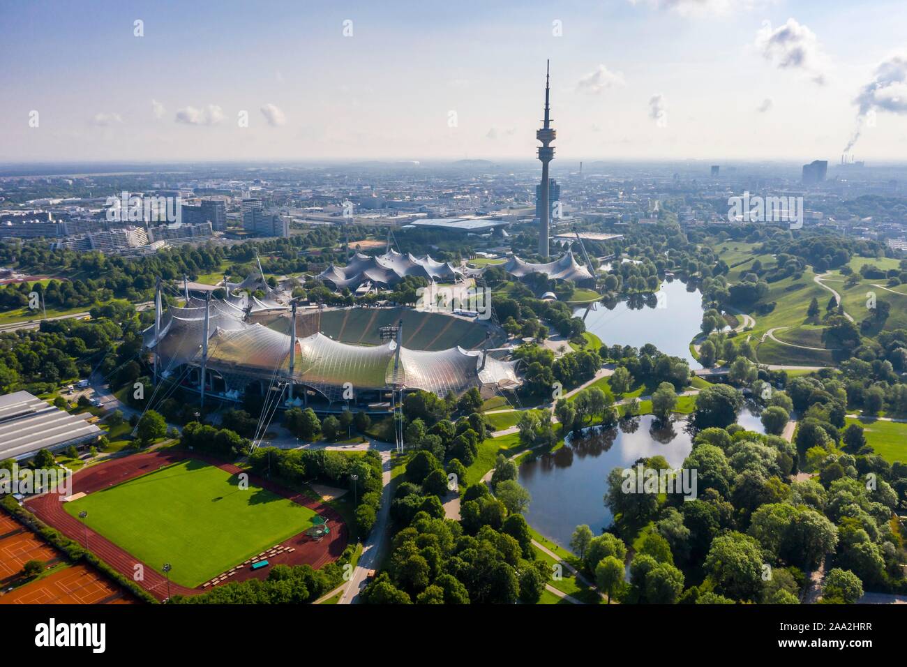Vue aérienne du site olympique, le parc olympique, avec lac et tour de télévision, Tour Olympique, du stade olympique, le parc olympique, Munich, Haute-Bavière, Bavière Banque D'Images