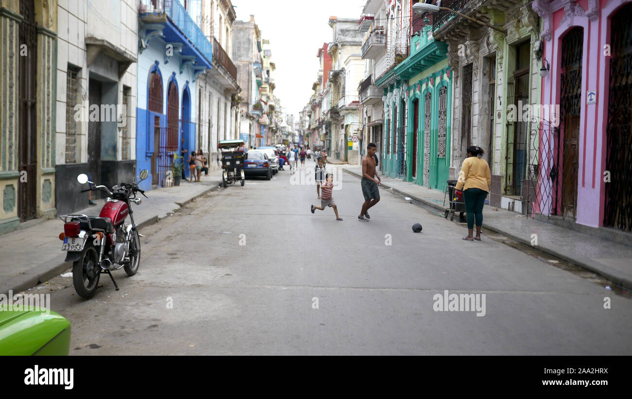 La HAVANE, CUBA - 15 janvier 2016 : dans les petites rues de La Havane, Cuba, les enfants jouent encore sous l'oeil des voisins et parents. Banque D'Images