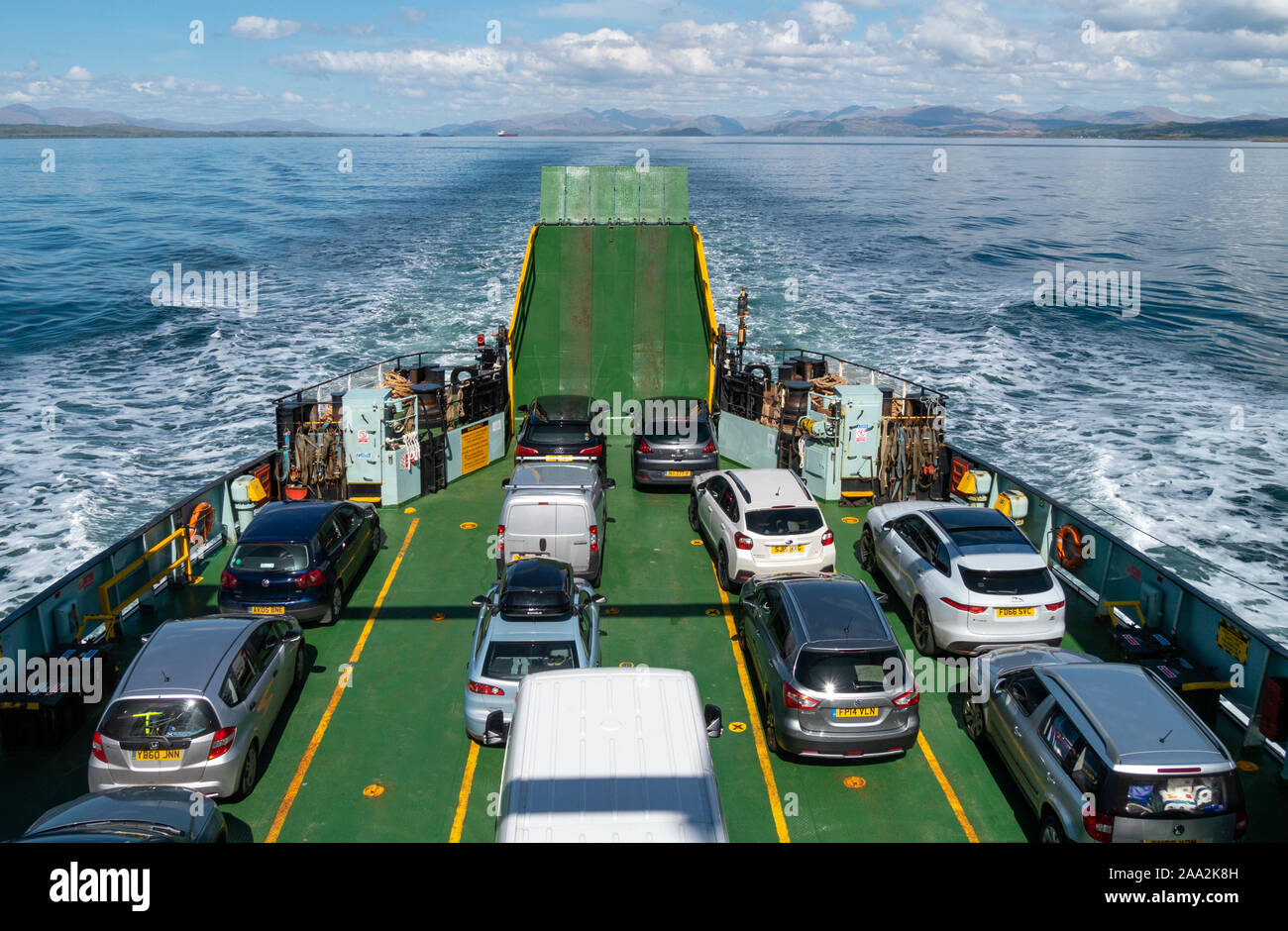 Vue au-dessus du pont de voiture sur la poupe du Caledonian MacBrayne Ferry MV Hebridean Isles pendant la traversée d'Oban à l'île de Colonsay, Écosse, Royaume-Uni Banque D'Images