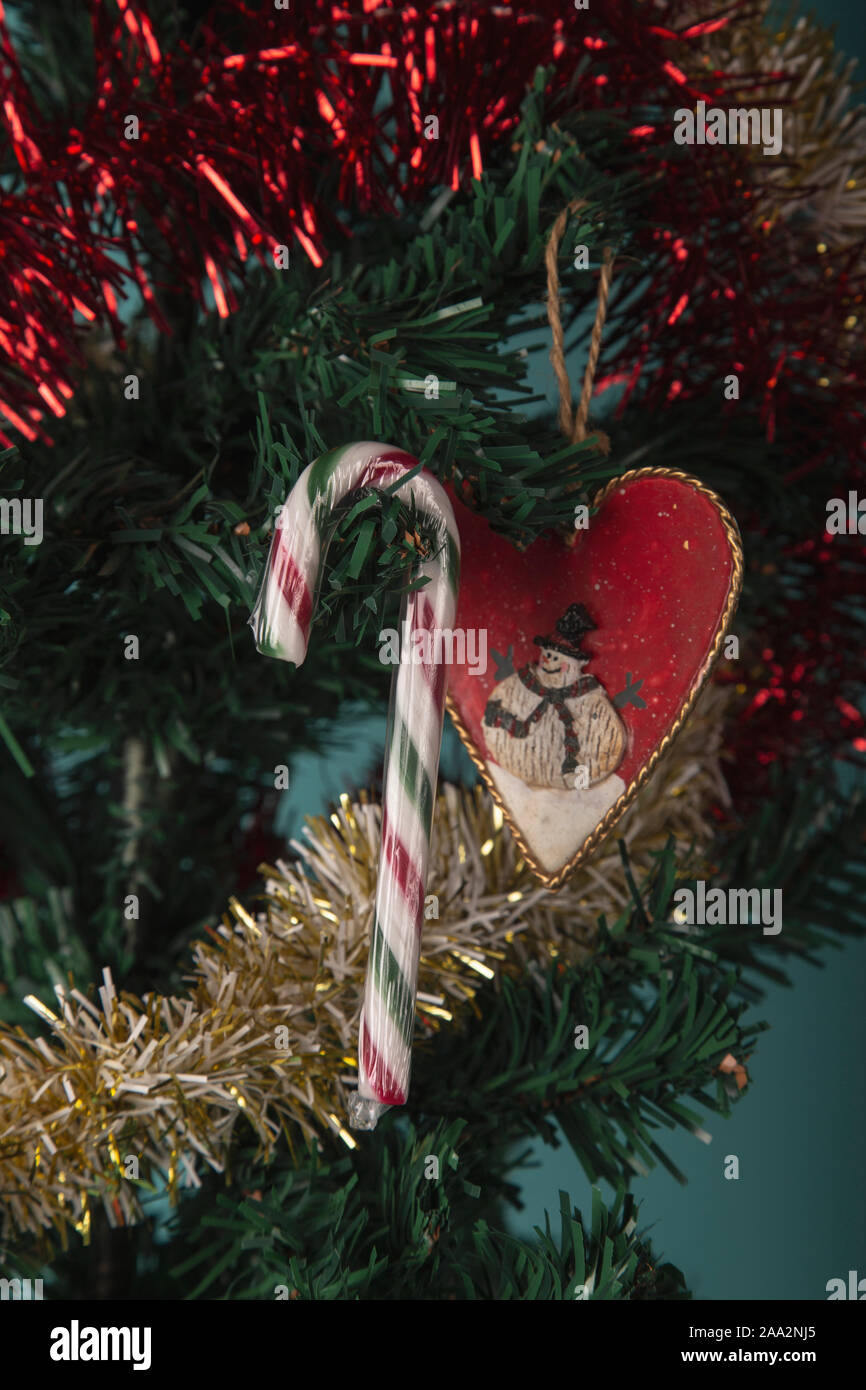 Vertical image de canne de Noël sur un sapin avec des guirlandes. Banque D'Images