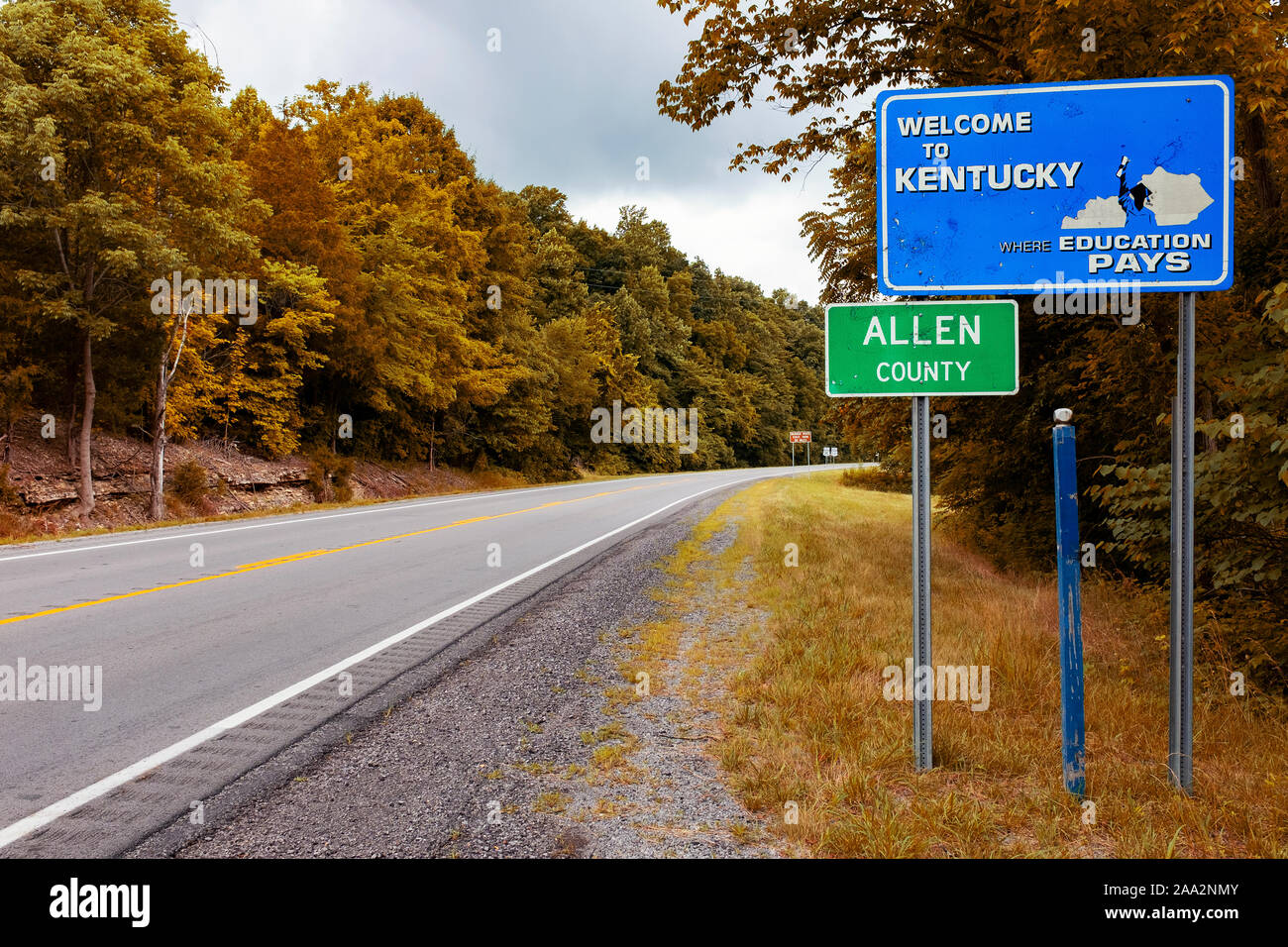 Un signe de bienvenue de l'État du Kentucky le long d'une route à l'entrée de Allen County, aux États-Unis d'Amérique. Banque D'Images