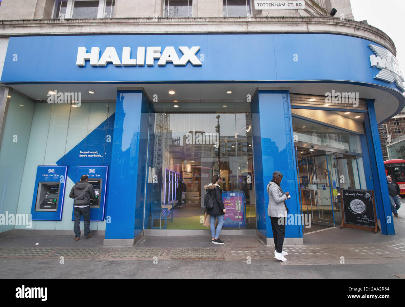 London / UK - 13 novembre 2019 - Halifax Bank sur Tottenham Court Road. Banque D'Images