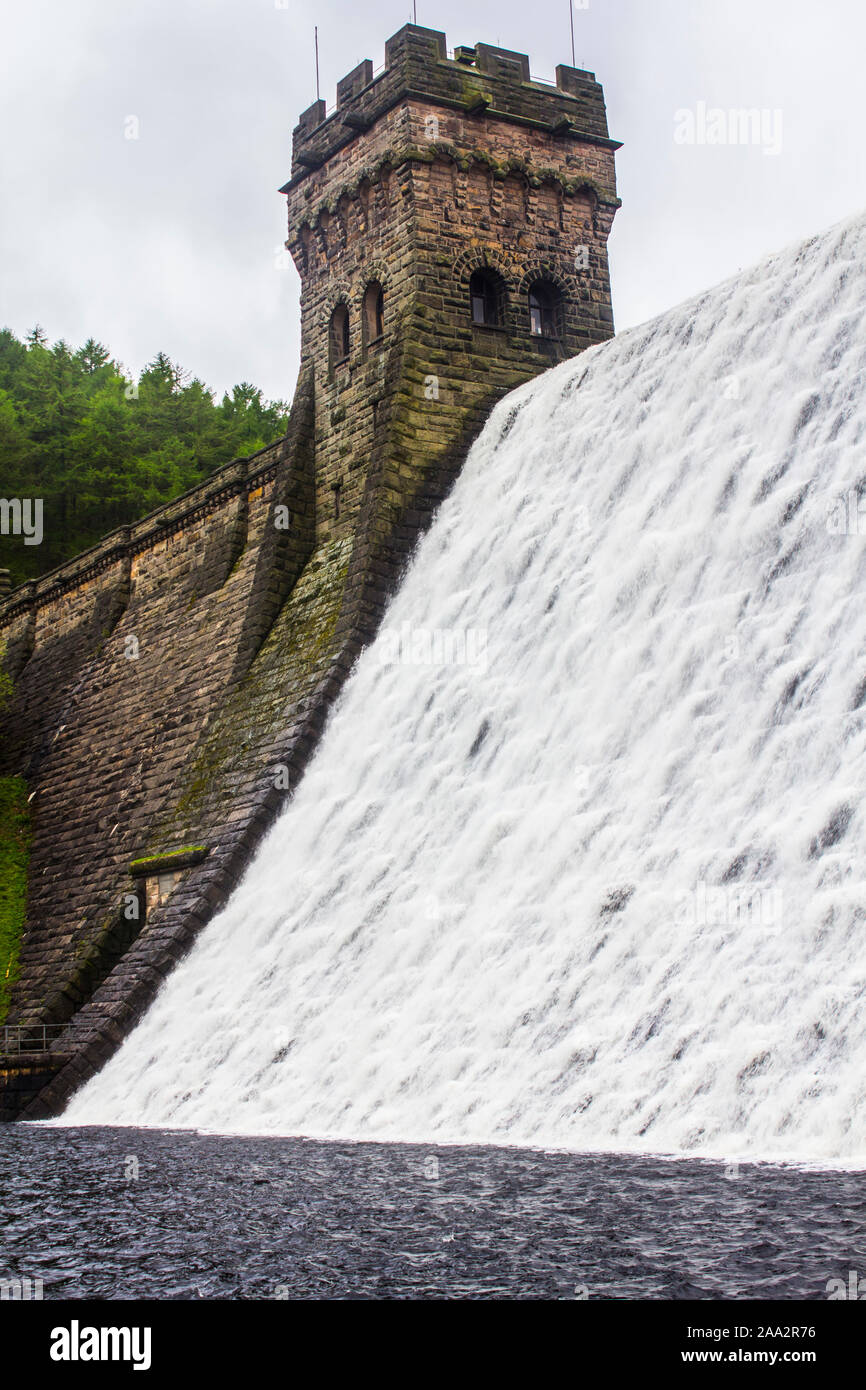 L'eau de trop-plein à côté de la Tour le barrage de Derwent Banque D'Images