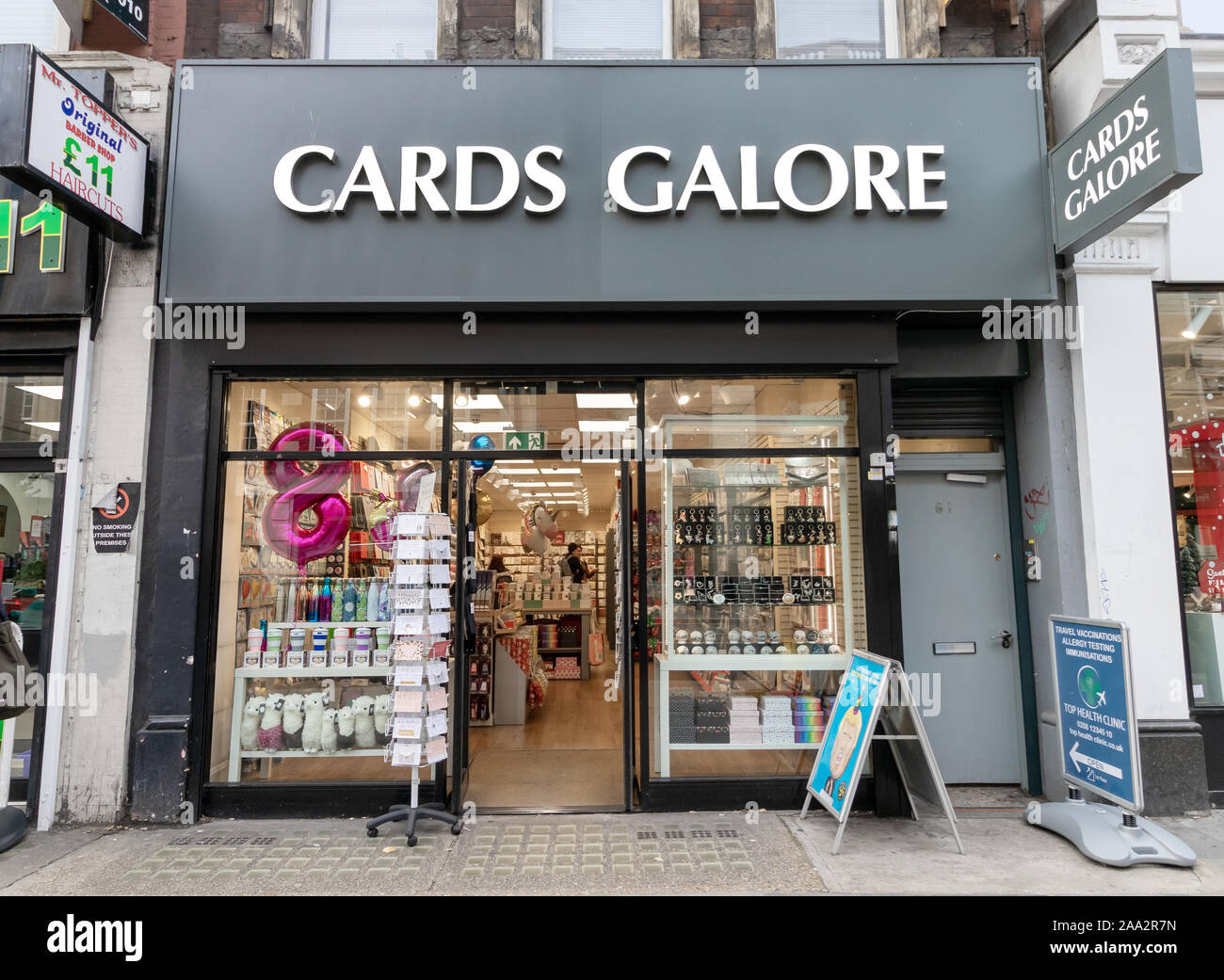 London / UK - 13 novembre 2019 - Cartes à gogo boutique sur Tottenham Court Road. Galore cartes est une chaîne britannique de magasins de carte de vœux, avec plus de 50 st Banque D'Images