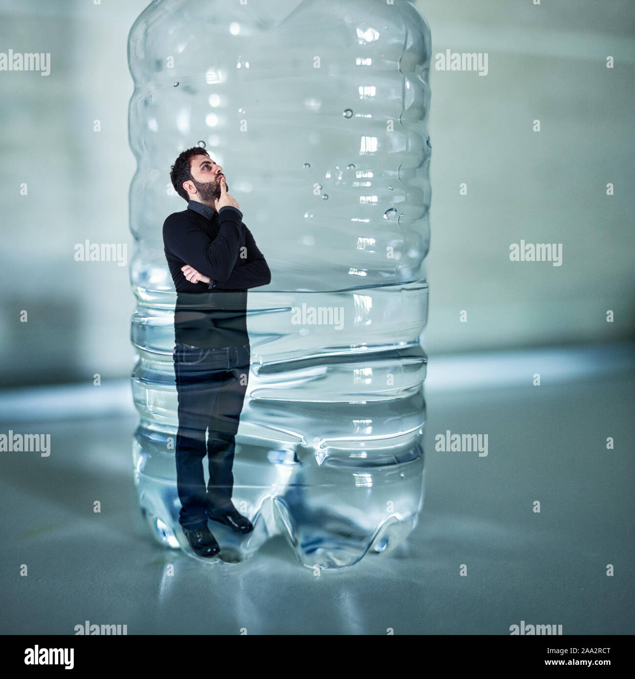 Zéro déchets, écologie protection concept. Homme coincé dans une bouteille en plastique. Recyclage des déchets, de l'environnement enregistrer, problème de pollution, de plastique de conceptu Banque D'Images