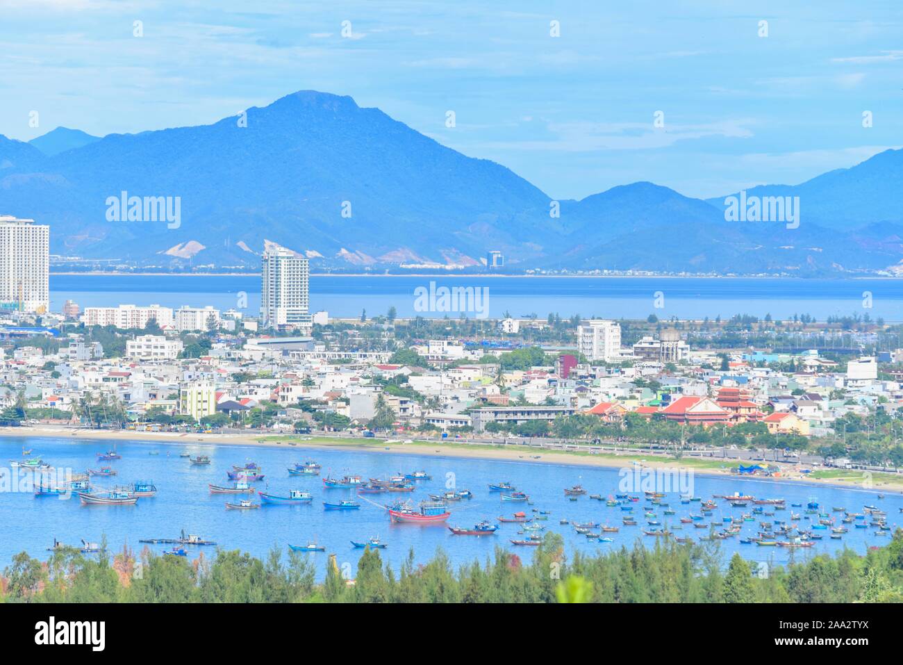 Vue aérienne de bateaux de pêche près de China Beach et la ville de Da Nang Banque D'Images