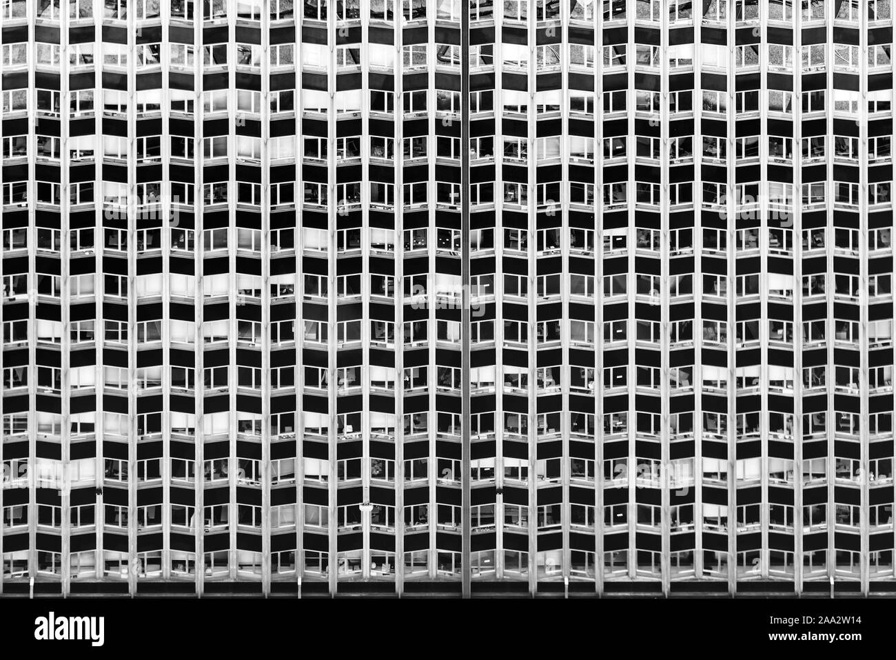 La façade de l'immeuble moderne à Paris France. Un minimum d'architecture photographie noir et blanc. Banque D'Images