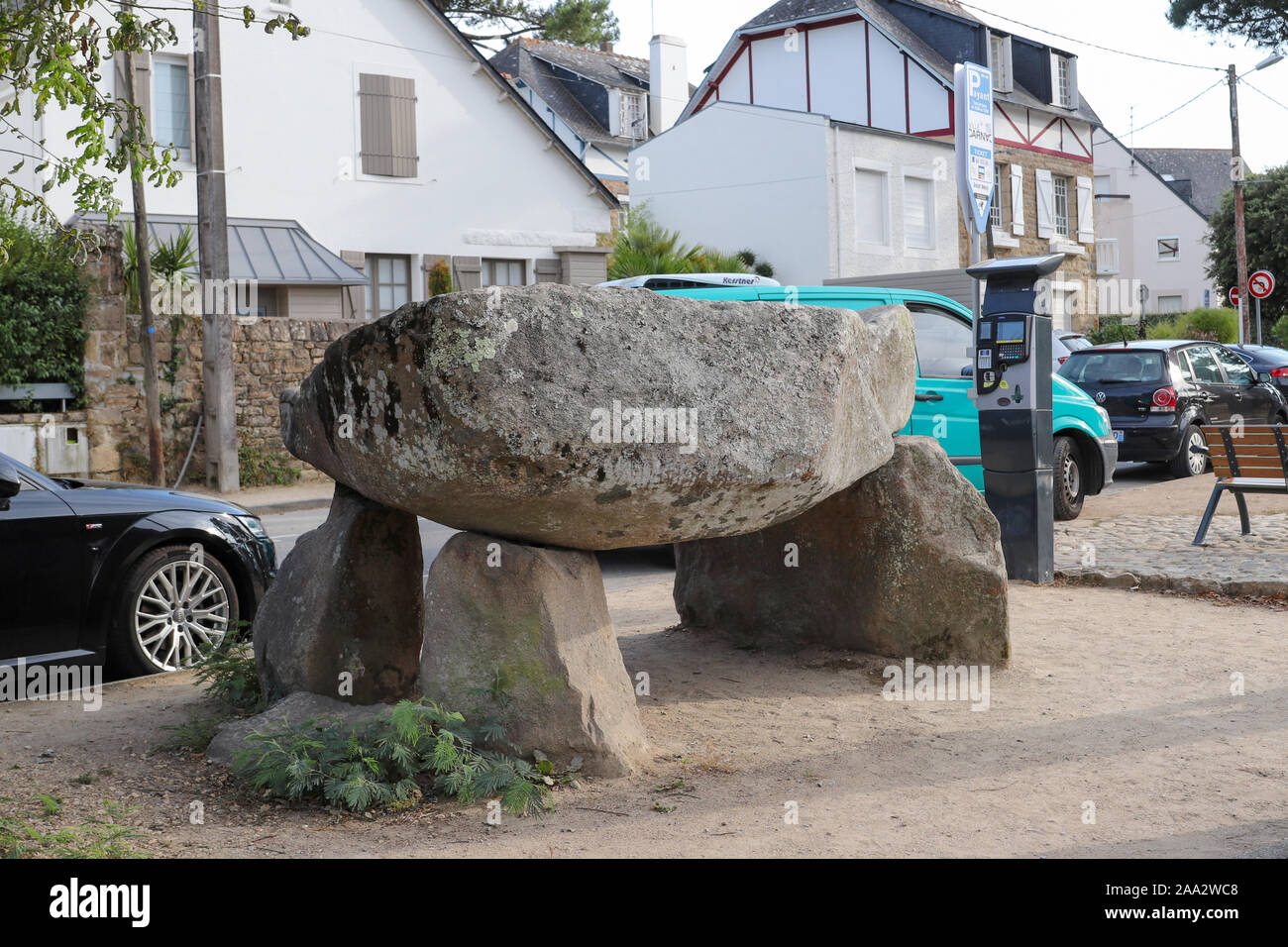 Le dolmen Carnac dans le centre de ville, Carnac, Bretagne, France Banque D'Images